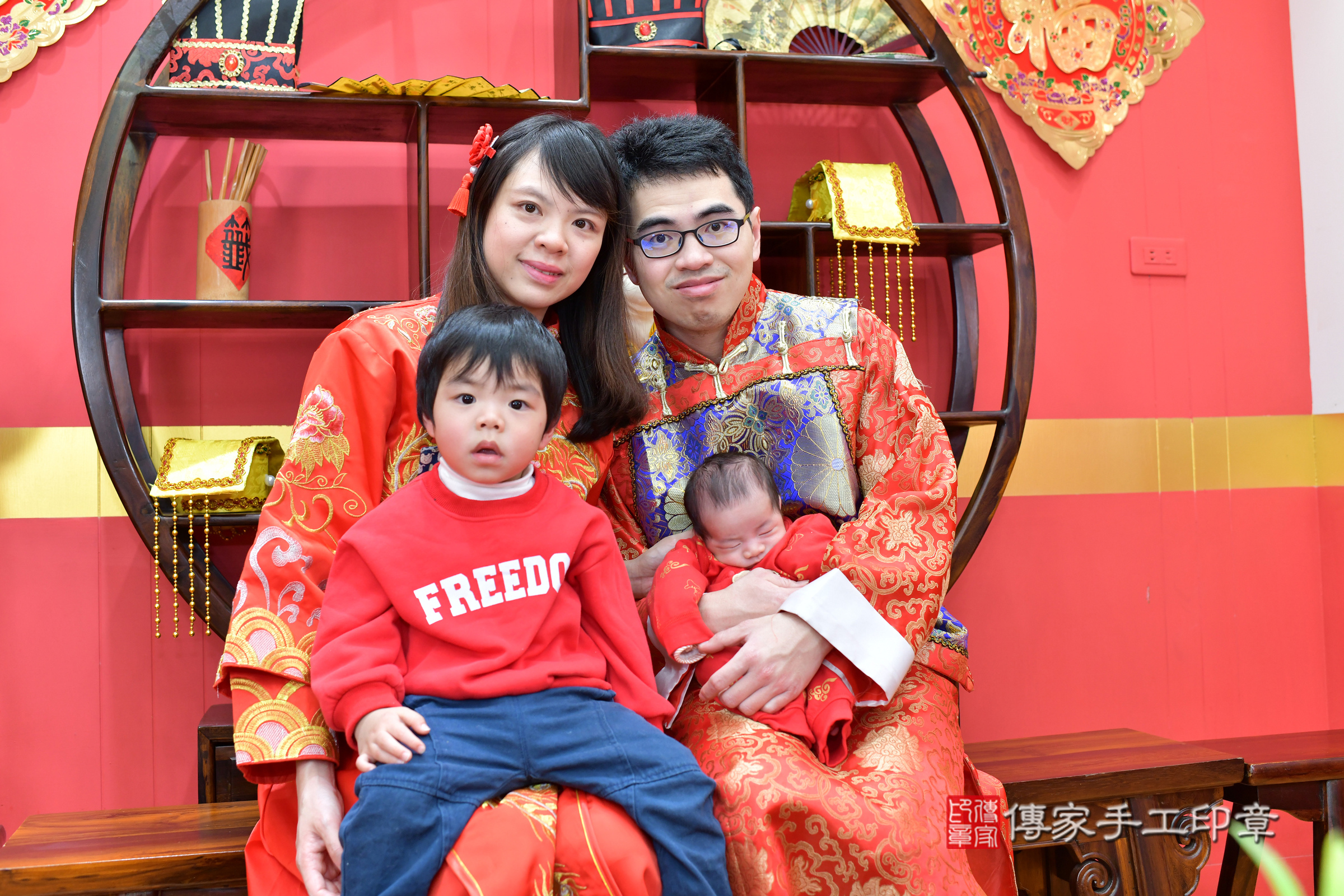 君君寶寶(台北市大同區嬰兒寶寶滿月剃頭理髮、嬰兒剃胎毛儀式吉祥話)。中國風會場，爸媽寶貝穿「日中韓」古裝禮服。專業拍照、證書。★購買「臍帶章、肚臍章、胎毛筆刷印章」贈送：剃頭、收涎、抓周，三選一。2025.1.27，照片4