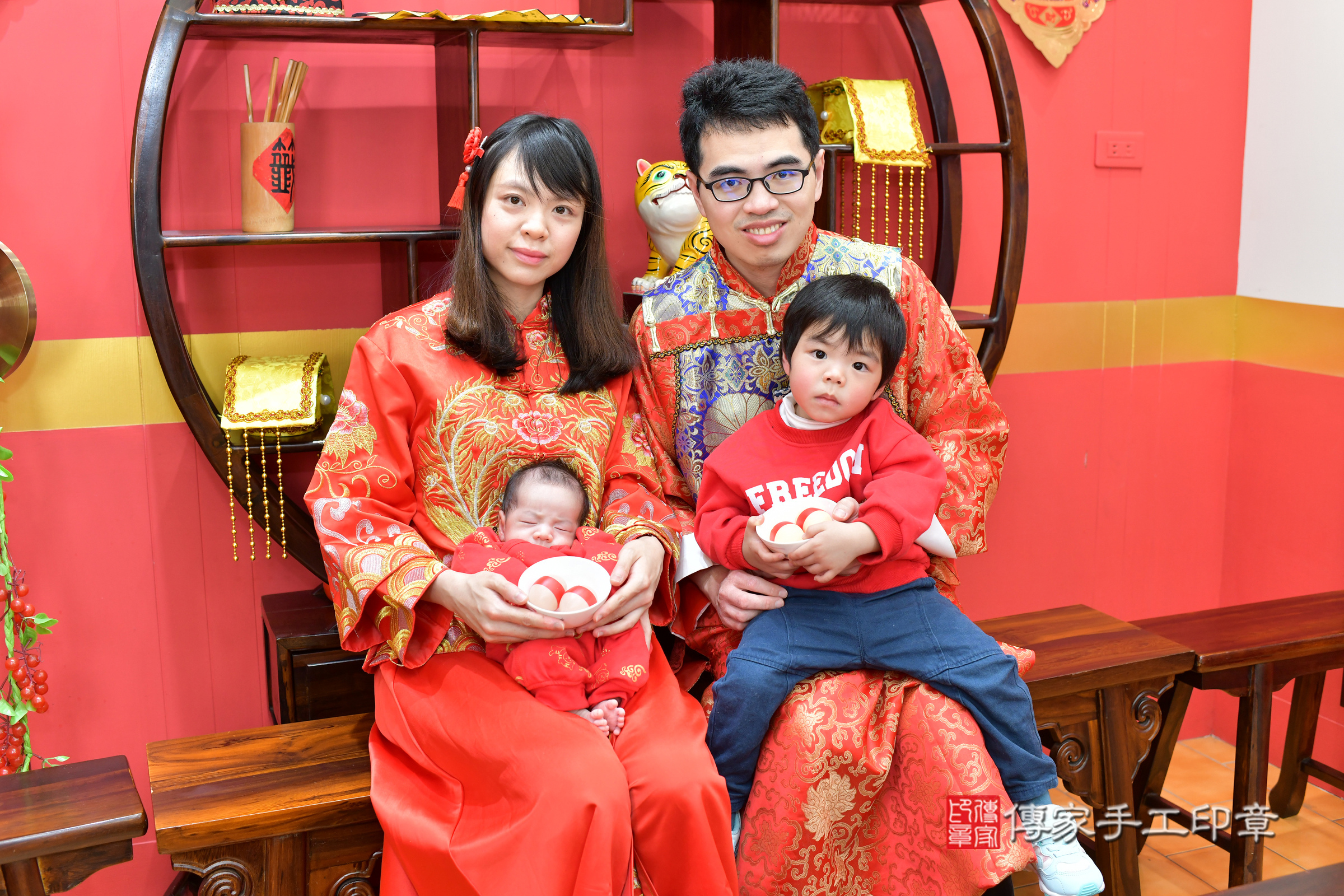 君君寶寶(台北市大同區嬰兒寶寶滿月剃頭理髮、嬰兒剃胎毛儀式吉祥話)。中國風會場，爸媽寶貝穿「日中韓」古裝禮服。專業拍照、證書。★購買「臍帶章、肚臍章、胎毛筆刷印章」贈送：剃頭、收涎、抓周，三選一。2025.1.27，照片10