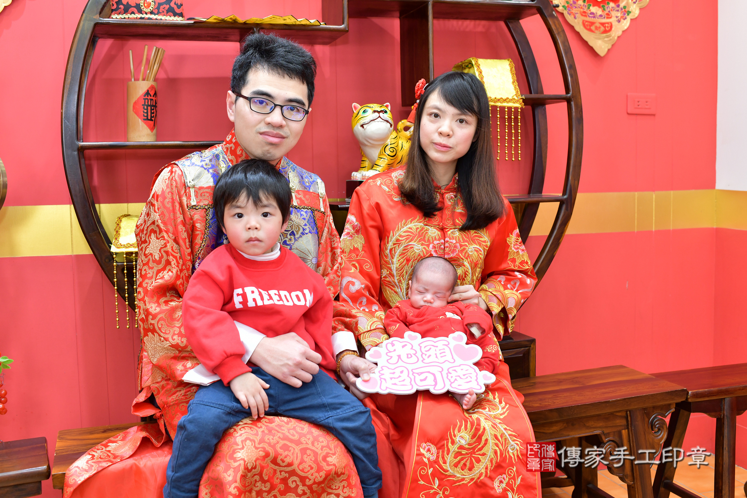 君君寶寶(台北市大同區嬰兒寶寶滿月剃頭理髮、嬰兒剃胎毛儀式吉祥話)。中國風會場，爸媽寶貝穿「日中韓」古裝禮服。專業拍照、證書。★購買「臍帶章、肚臍章、胎毛筆刷印章」贈送：剃頭、收涎、抓周，三選一。2025.1.27，照片26
