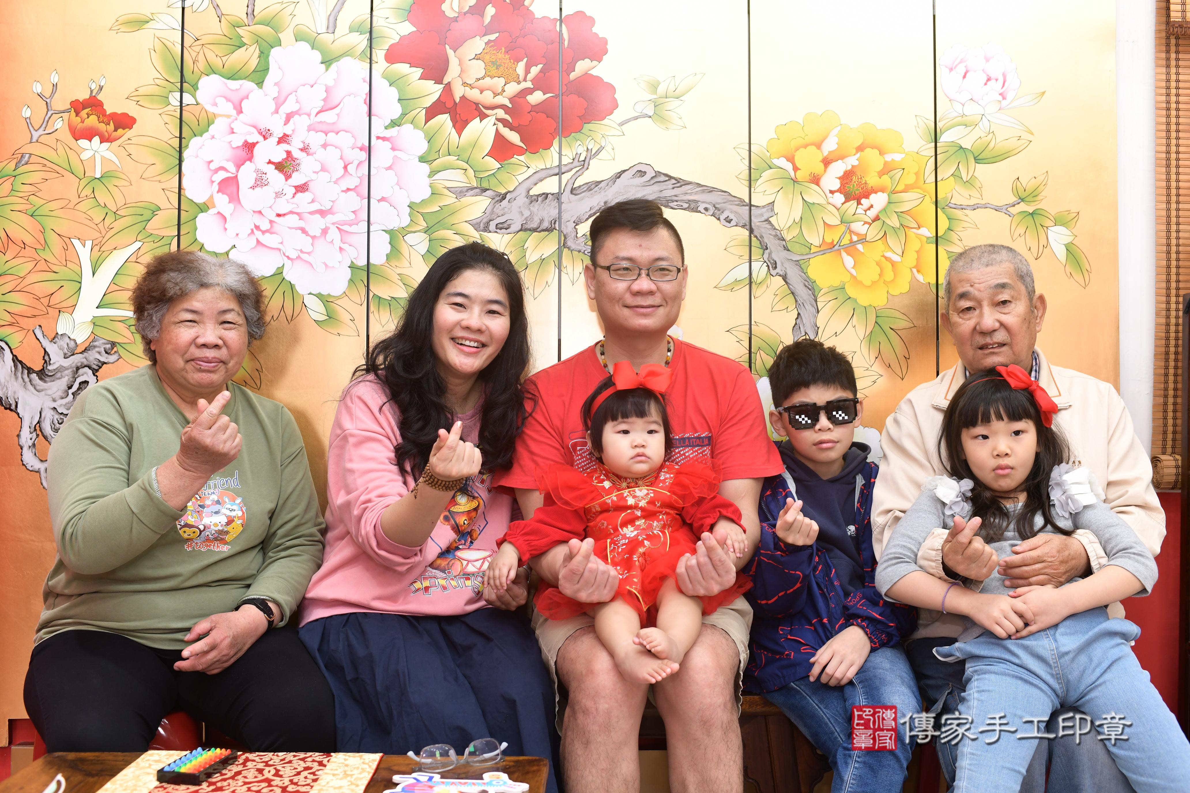 傳家手工印章高雄店、抓周、度脺、中國風會場、傳家嬰兒古禮、吉祥話、抓周道具物品24種、拍照。抓周證書。寶寶抓周、滿周歲、生日快樂、祝福 傳家手工印章高雄店、抓周、度脺、中國風會場、傳家嬰兒古禮、吉祥話、抓周道具物品24種、拍照。抓周證書。寶寶抓周、滿周歲、生日快樂、祝福