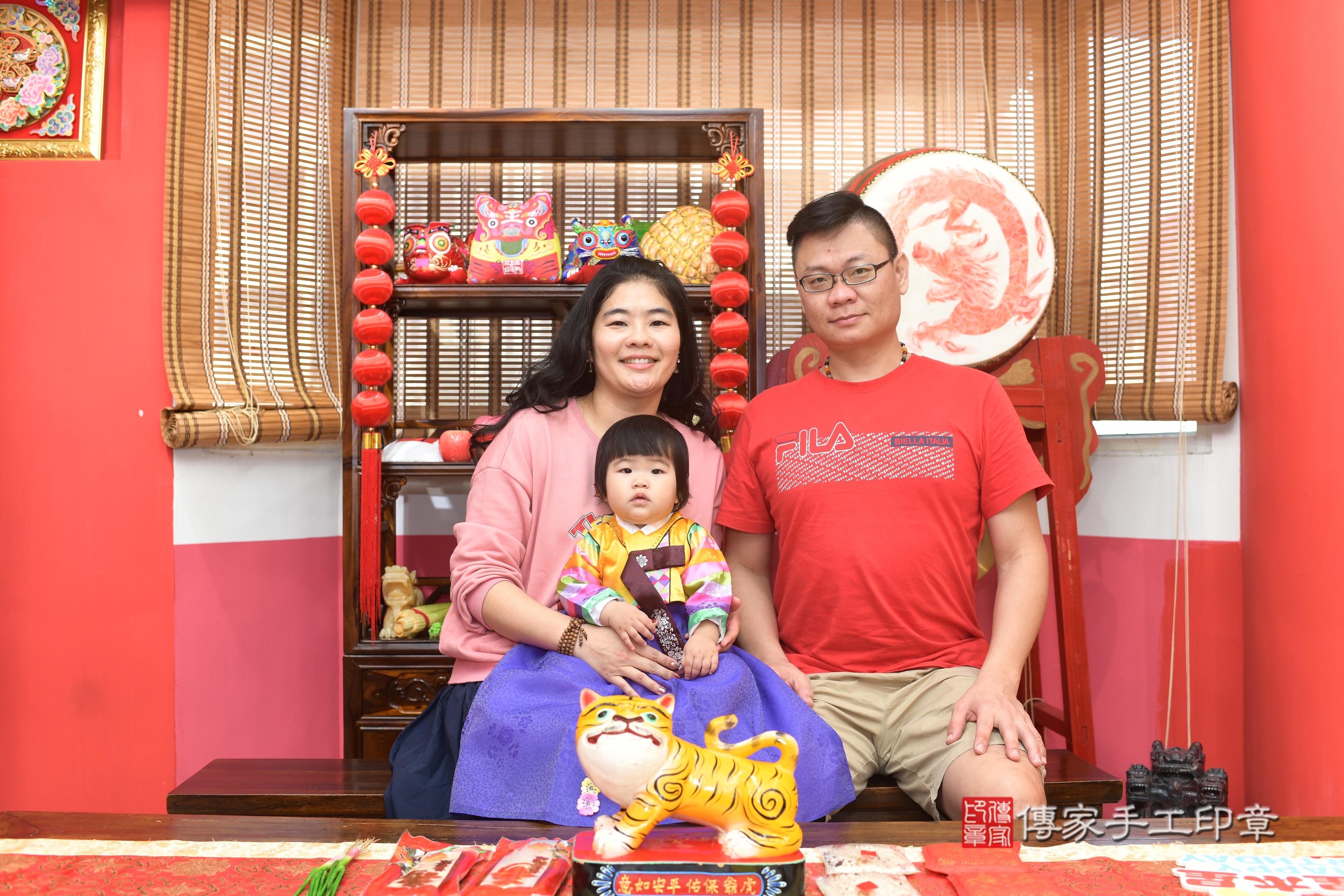 傳家手工印章高雄店、抓周、度脺、中國風會場、傳家嬰兒古禮、吉祥話、抓周道具物品24種、拍照。抓周證書。寶寶抓周、滿周歲、生日快樂、祝福 傳家手工印章高雄店、抓周、度脺、中國風會場、傳家嬰兒古禮、吉祥話、抓周道具物品24種、拍照。抓周證書。寶寶抓周、滿周歲、生日快樂、祝福