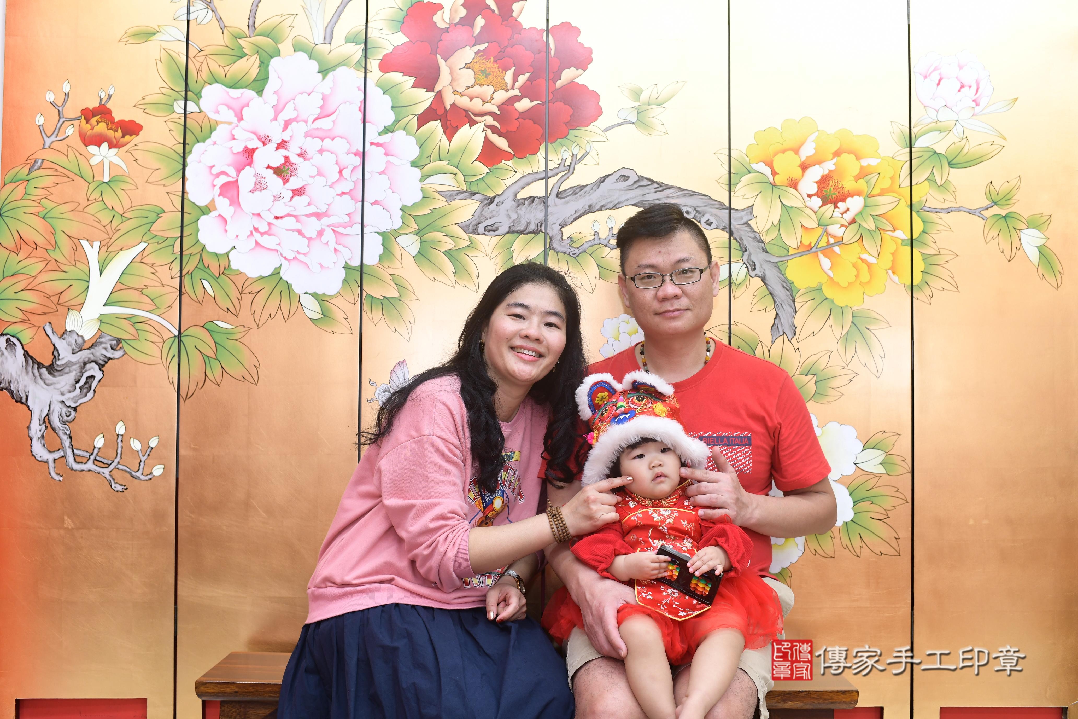 傳家手工印章高雄店、抓周、度脺、中國風會場、傳家嬰兒古禮、吉祥話、抓周道具物品24種、拍照。抓周證書。寶寶抓周、滿周歲、生日快樂、祝福 傳家手工印章高雄店、抓周、度脺、中國風會場、傳家嬰兒古禮、吉祥話、抓周道具物品24種、拍照。抓周證書。寶寶抓周、滿周歲、生日快樂、祝福