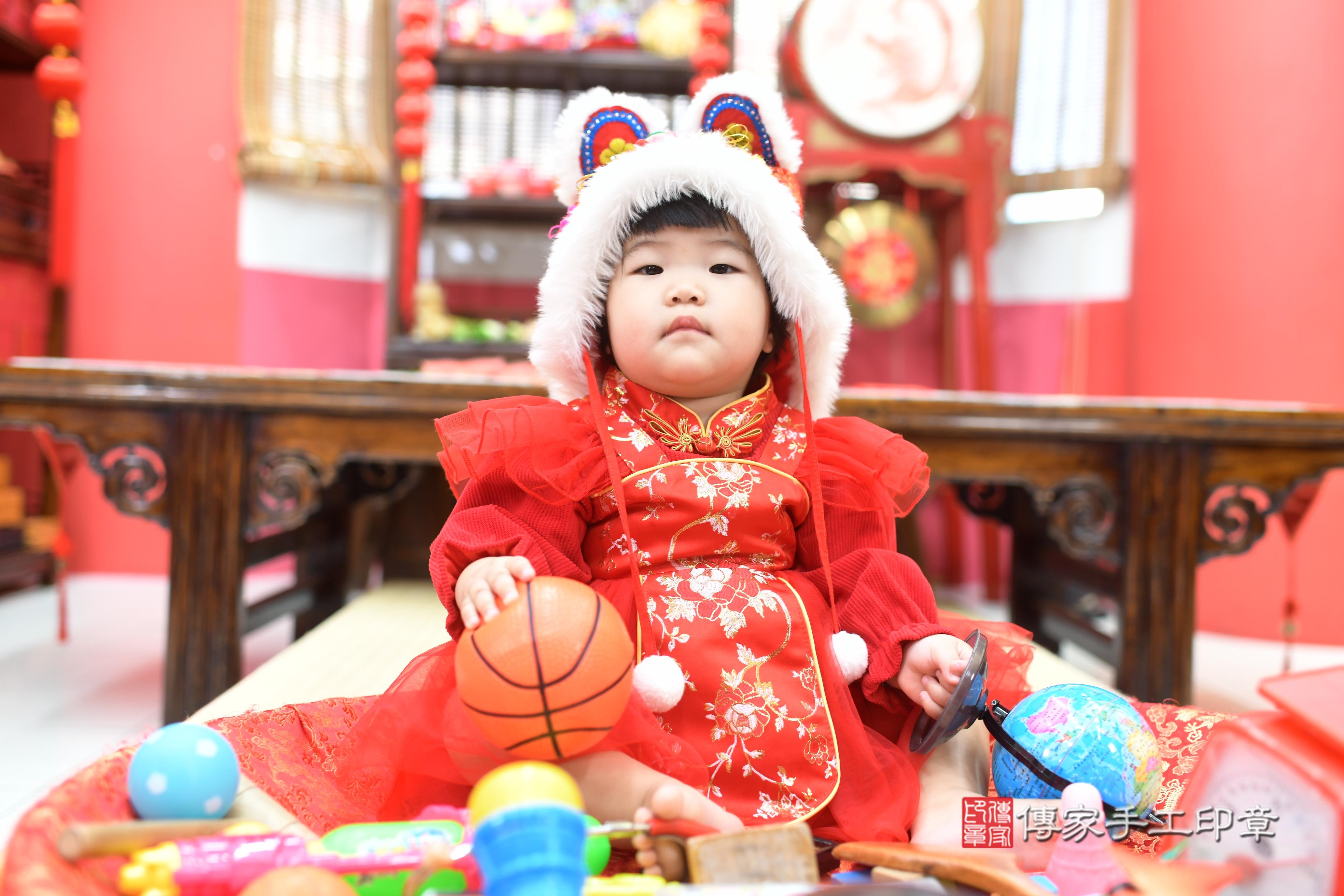 傳家手工印章高雄店、抓周、度脺、中國風會場、傳家嬰兒古禮、吉祥話、抓周道具物品24種、拍照。抓周證書。寶寶抓周、滿周歲、生日快樂、祝福 傳家手工印章高雄店、抓周、度脺、中國風會場、傳家嬰兒古禮、吉祥話、抓周道具物品24種、拍照。抓周證書。寶寶抓周、滿周歲、生日快樂、祝福