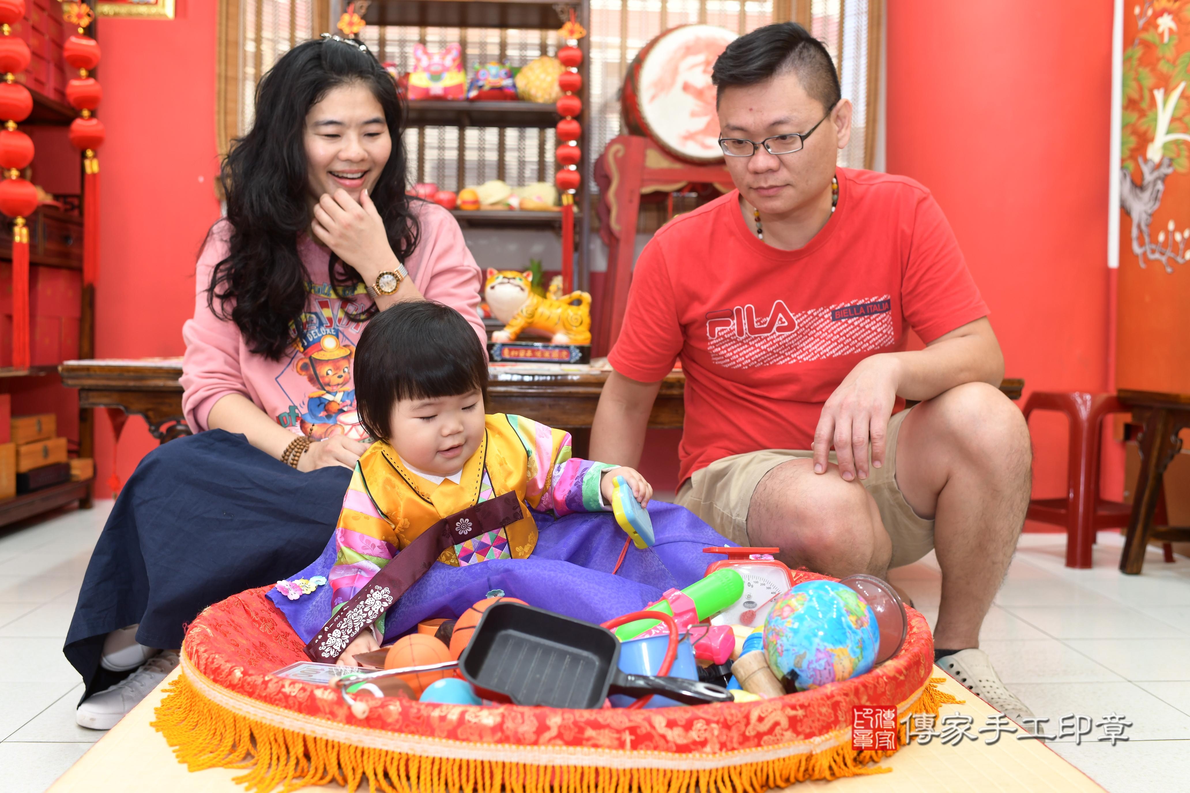 傳家手工印章高雄店、抓周、度脺、中國風會場、傳家嬰兒古禮、吉祥話、抓周道具物品24種、拍照。抓周證書。寶寶抓周、滿周歲、生日快樂、祝福 傳家手工印章高雄店、抓周、度脺、中國風會場、傳家嬰兒古禮、吉祥話、抓周道具物品24種、拍照。抓周證書。寶寶抓周、滿周歲、生日快樂、祝福