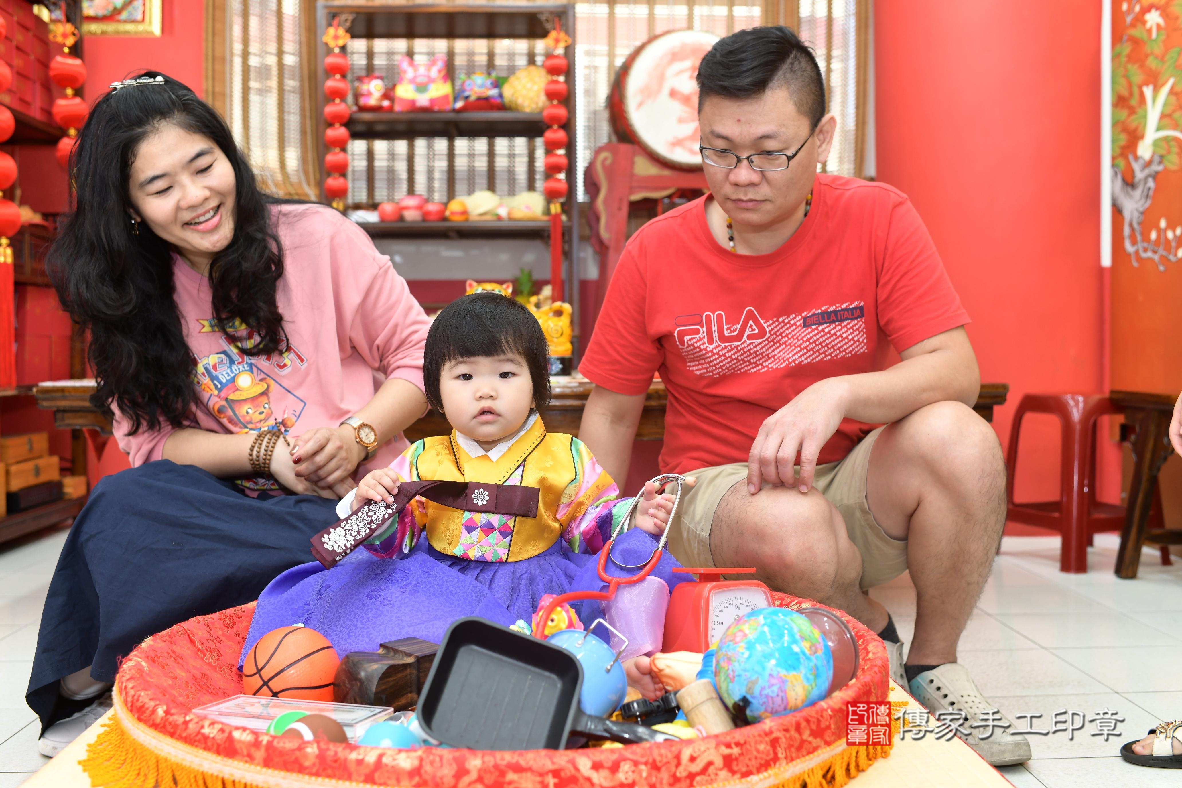 傳家手工印章高雄店、抓周、度脺、中國風會場、傳家嬰兒古禮、吉祥話、抓周道具物品24種、拍照。抓周證書。寶寶抓周、滿周歲、生日快樂、祝福 傳家手工印章高雄店、抓周、度脺、中國風會場、傳家嬰兒古禮、吉祥話、抓周道具物品24種、拍照。抓周證書。寶寶抓周、滿周歲、生日快樂、祝福