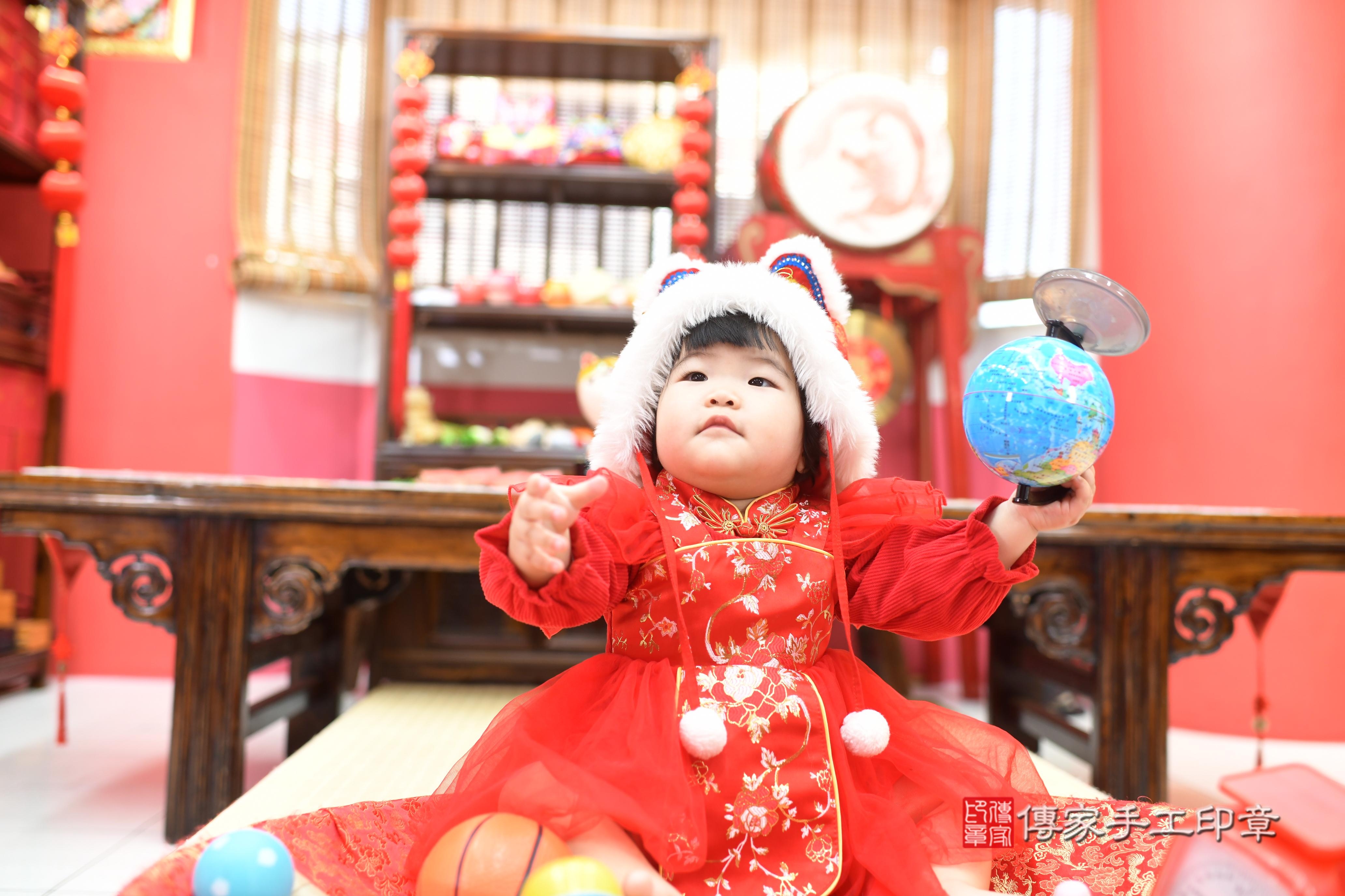 傳家手工印章高雄店、抓周、度脺、中國風會場、傳家嬰兒古禮、吉祥話、抓周道具物品24種、拍照。抓周證書。寶寶抓周、滿周歲、生日快樂、祝福 傳家手工印章高雄店、抓周、度脺、中國風會場、傳家嬰兒古禮、吉祥話、抓周道具物品24種、拍照。抓周證書。寶寶抓周、滿周歲、生日快樂、祝福