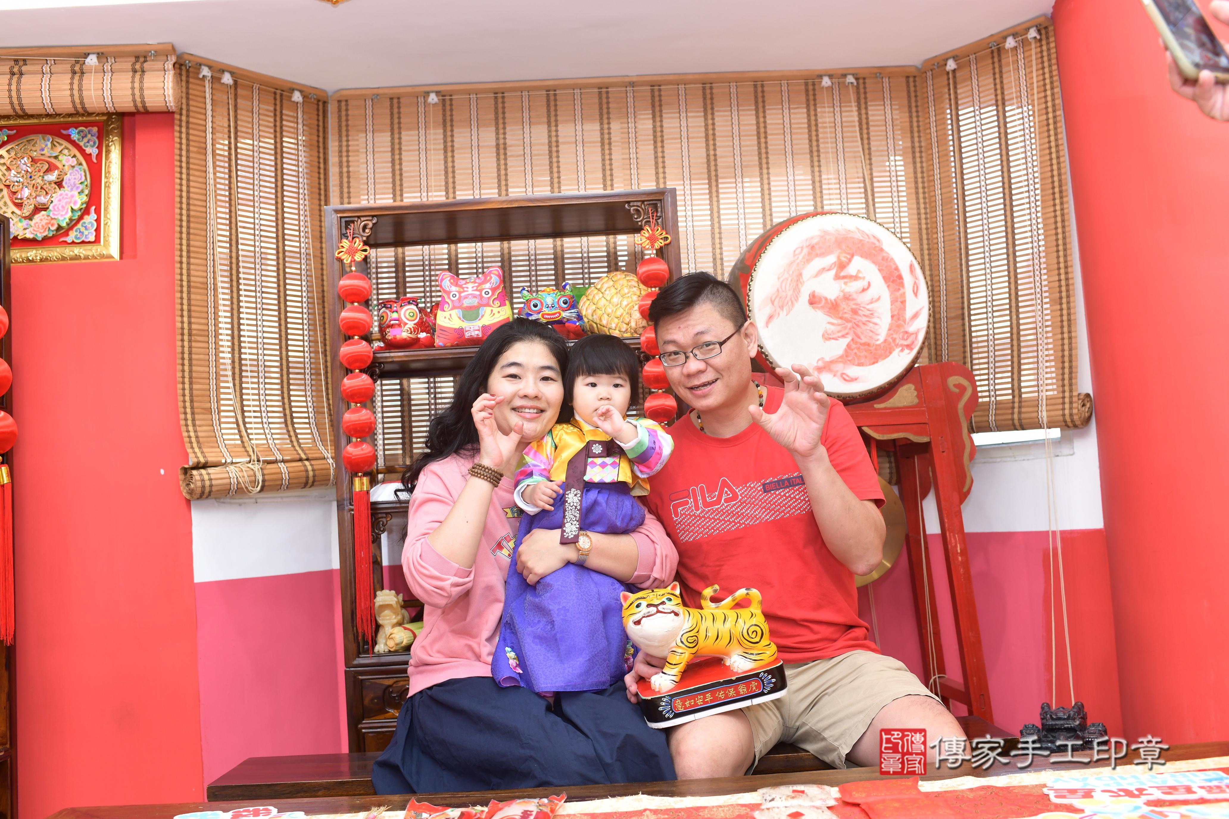 傳家手工印章高雄店、抓周、度脺、中國風會場、傳家嬰兒古禮、吉祥話、抓周道具物品24種、拍照。抓周證書。寶寶抓周、滿周歲、生日快樂、祝福 傳家手工印章高雄店、抓周、度脺、中國風會場、傳家嬰兒古禮、吉祥話、抓周道具物品24種、拍照。抓周證書。寶寶抓周、滿周歲、生日快樂、祝福