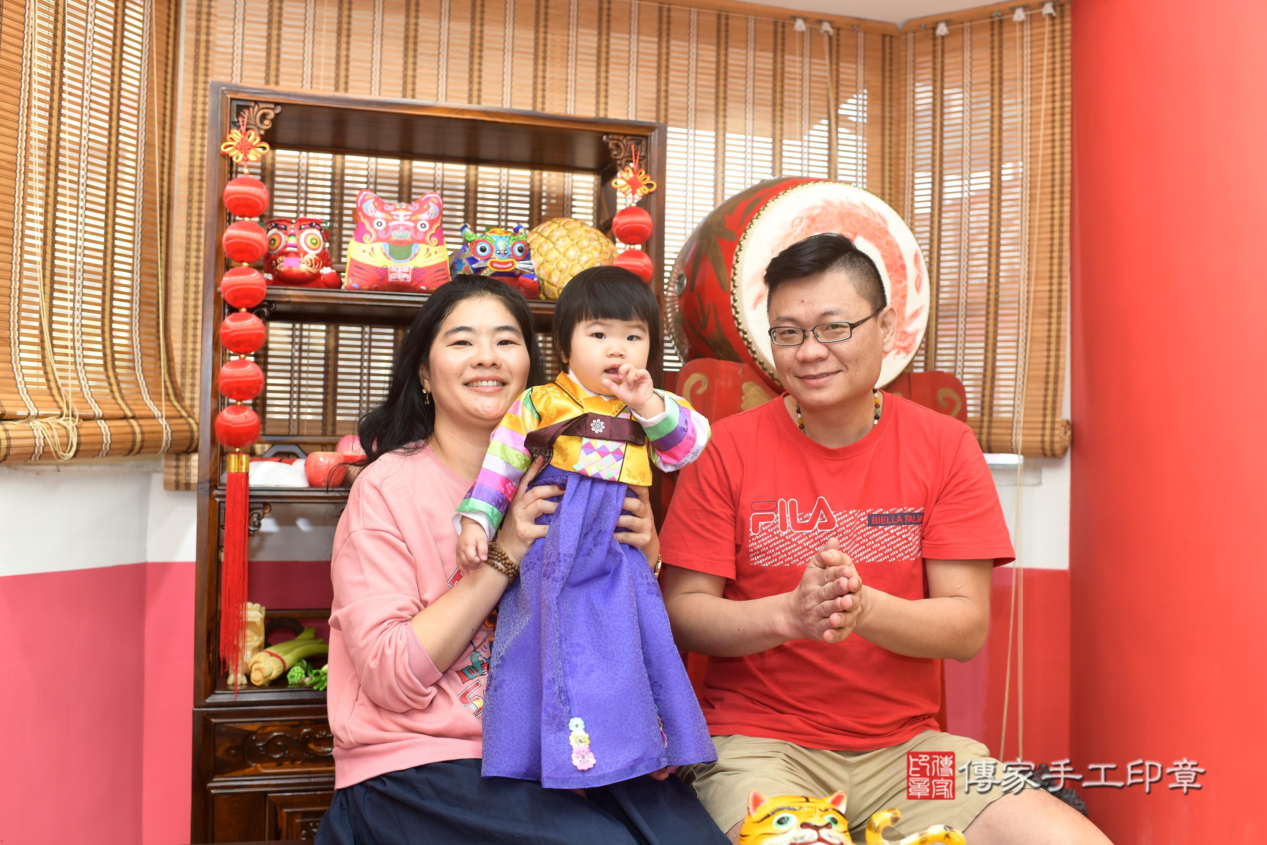 傳家手工印章高雄店、抓周、度脺、中國風會場、傳家嬰兒古禮、吉祥話、抓周道具物品24種、拍照。抓周證書。寶寶抓周、滿周歲、生日快樂、祝福 傳家手工印章高雄店、抓周、度脺、中國風會場、傳家嬰兒古禮、吉祥話、抓周道具物品24種、拍照。抓周證書。寶寶抓周、滿周歲、生日快樂、祝福