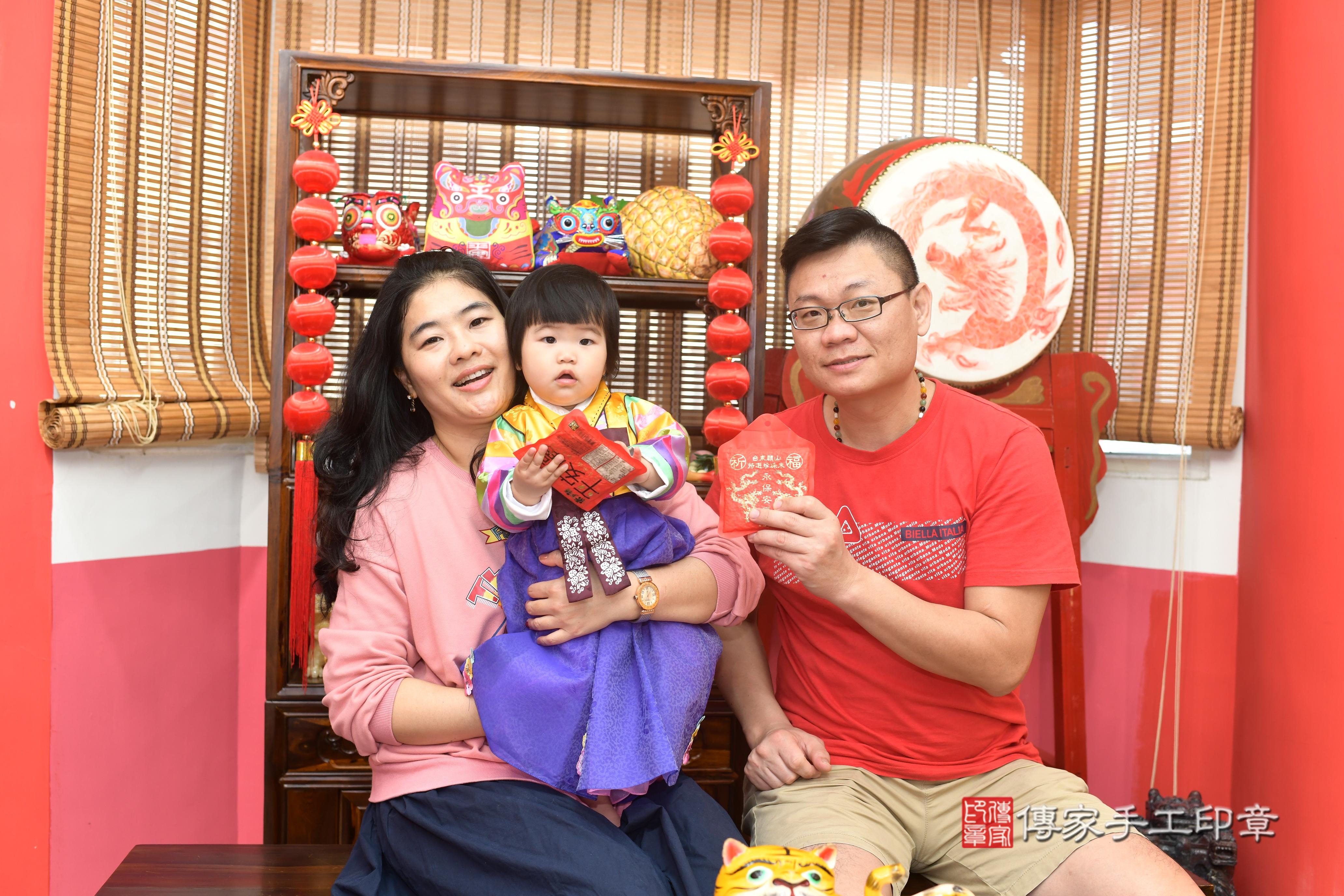 傳家手工印章高雄店、抓周、度脺、中國風會場、傳家嬰兒古禮、吉祥話、抓周道具物品24種、拍照。抓周證書。寶寶抓周、滿周歲、生日快樂、祝福 傳家手工印章高雄店、抓周、度脺、中國風會場、傳家嬰兒古禮、吉祥話、抓周道具物品24種、拍照。抓周證書。寶寶抓周、滿周歲、生日快樂、祝福