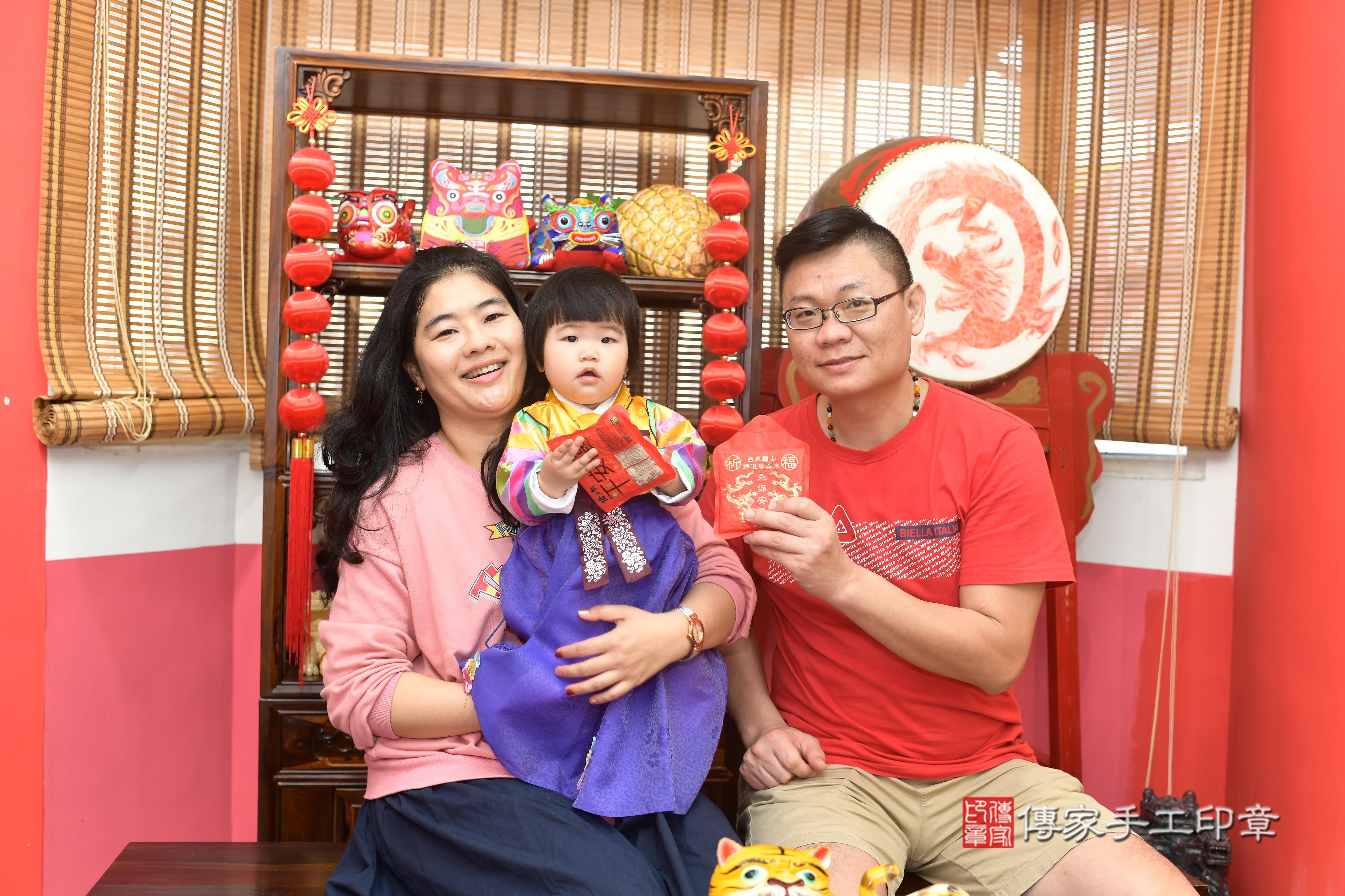 傳家手工印章高雄店、抓周、度脺、中國風會場、傳家嬰兒古禮、吉祥話、抓周道具物品24種、拍照。抓周證書。寶寶抓周、滿周歲、生日快樂、祝福 傳家手工印章高雄店、抓周、度脺、中國風會場、傳家嬰兒古禮、吉祥話、抓周道具物品24種、拍照。抓周證書。寶寶抓周、滿周歲、生日快樂、祝福