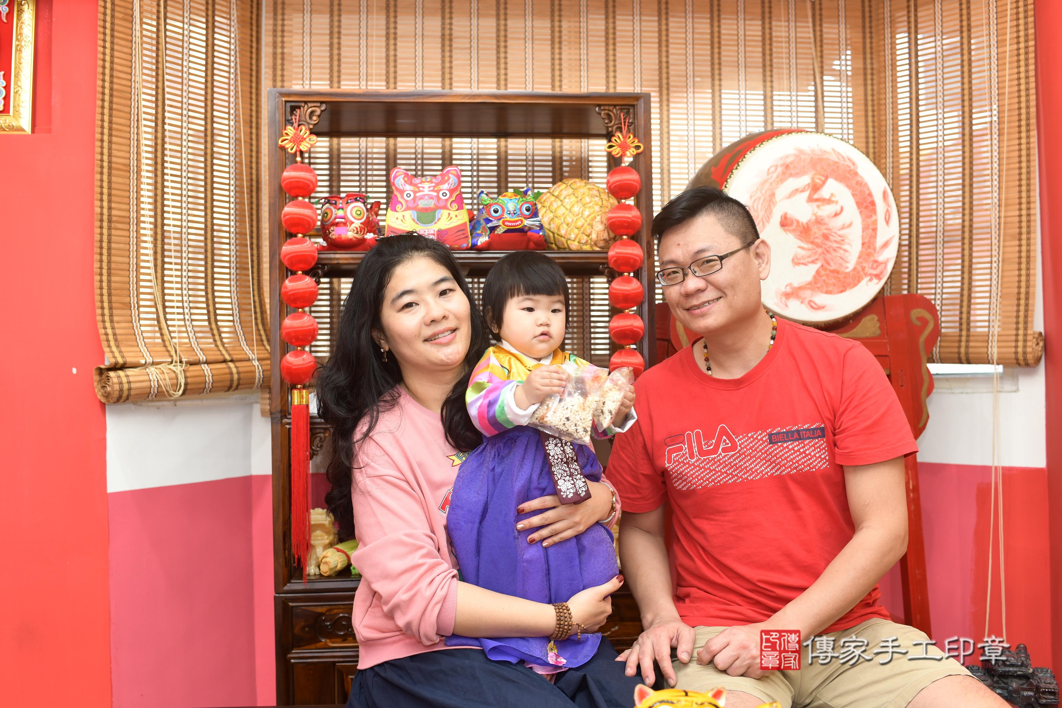 傳家手工印章高雄店、抓周、度脺、中國風會場、傳家嬰兒古禮、吉祥話、抓周道具物品24種、拍照。抓周證書。寶寶抓周、滿周歲、生日快樂、祝福 傳家手工印章高雄店、抓周、度脺、中國風會場、傳家嬰兒古禮、吉祥話、抓周道具物品24種、拍照。抓周證書。寶寶抓周、滿周歲、生日快樂、祝福