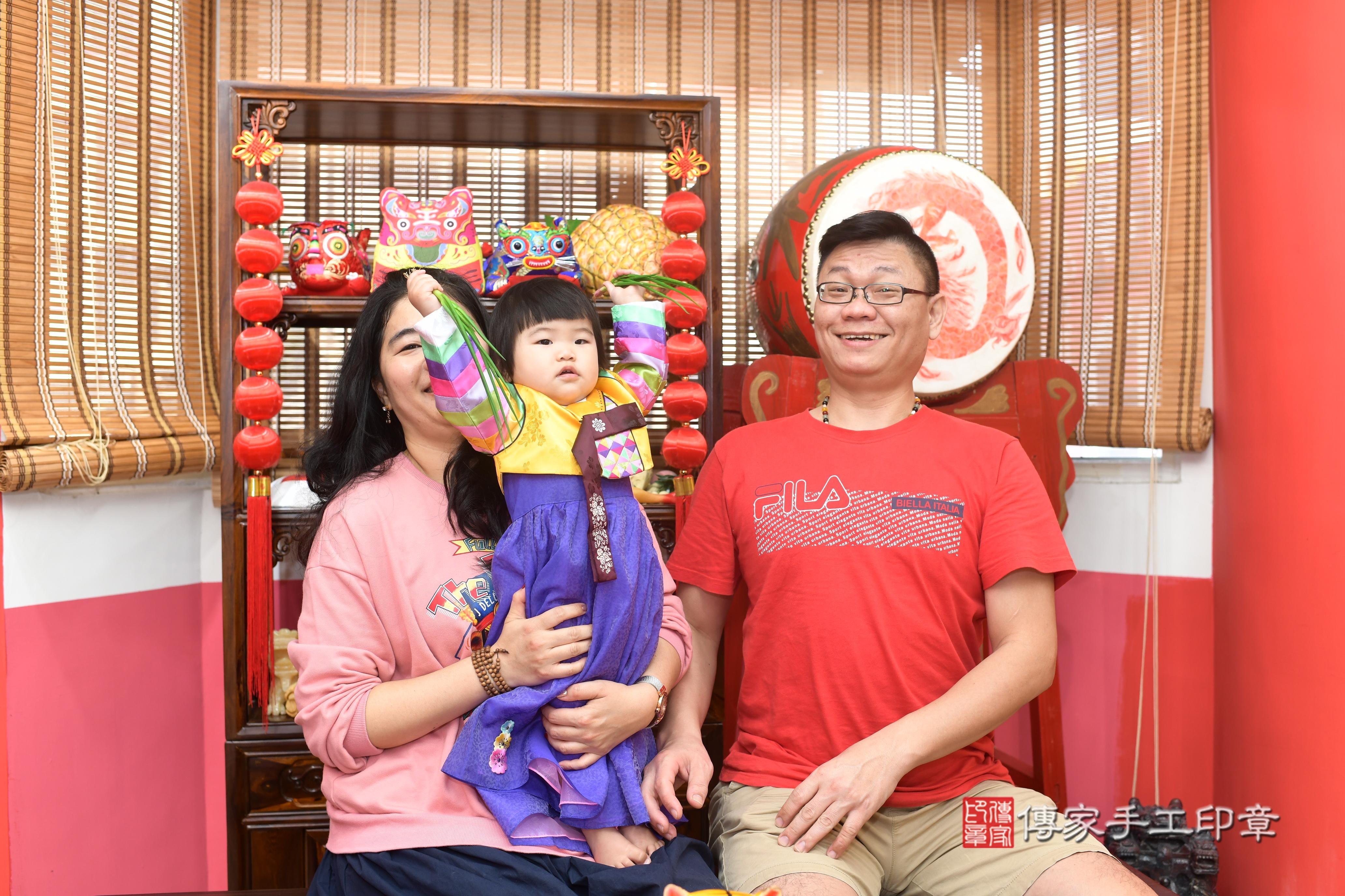 傳家手工印章高雄店、抓周、度脺、中國風會場、傳家嬰兒古禮、吉祥話、抓周道具物品24種、拍照。抓周證書。寶寶抓周、滿周歲、生日快樂、祝福 傳家手工印章高雄店、抓周、度脺、中國風會場、傳家嬰兒古禮、吉祥話、抓周道具物品24種、拍照。抓周證書。寶寶抓周、滿周歲、生日快樂、祝福