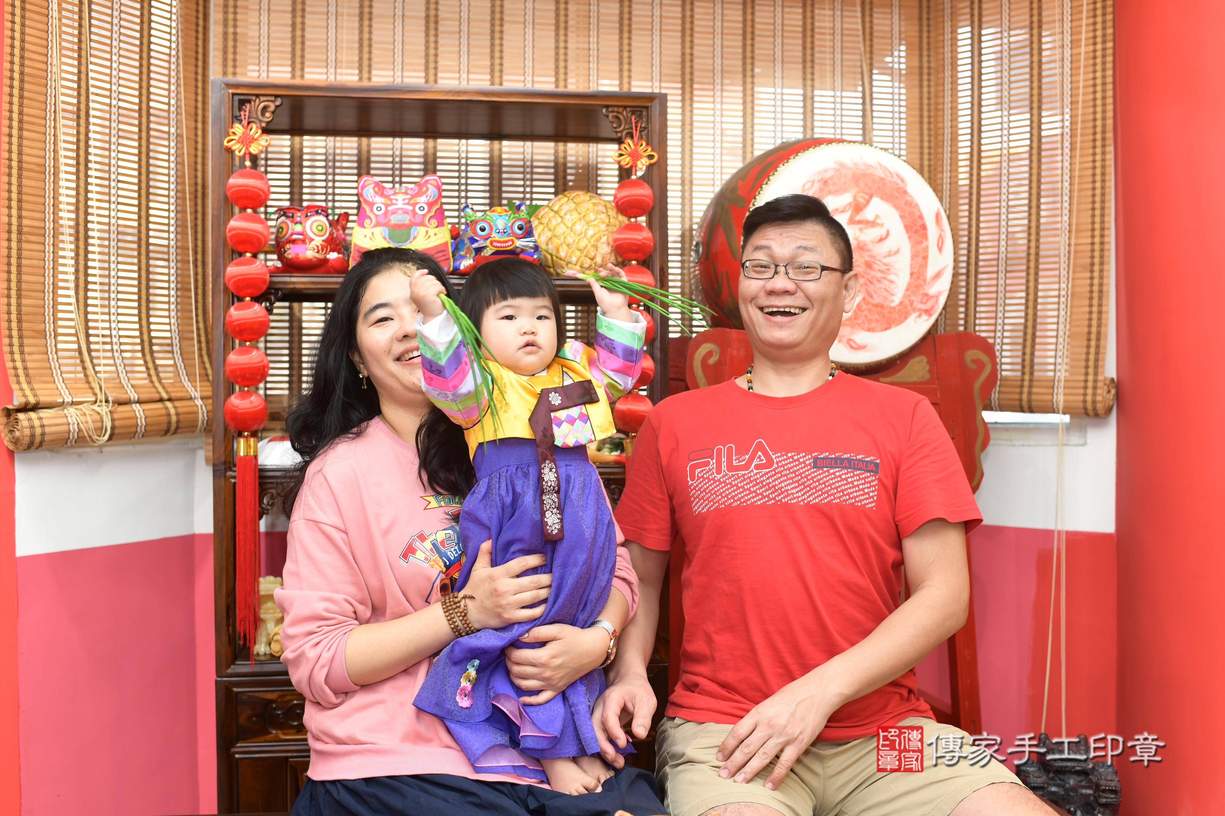 傳家手工印章高雄店、抓周、度脺、中國風會場、傳家嬰兒古禮、吉祥話、抓周道具物品24種、拍照。抓周證書。寶寶抓周、滿周歲、生日快樂、祝福 傳家手工印章高雄店、抓周、度脺、中國風會場、傳家嬰兒古禮、吉祥話、抓周道具物品24種、拍照。抓周證書。寶寶抓周、滿周歲、生日快樂、祝福