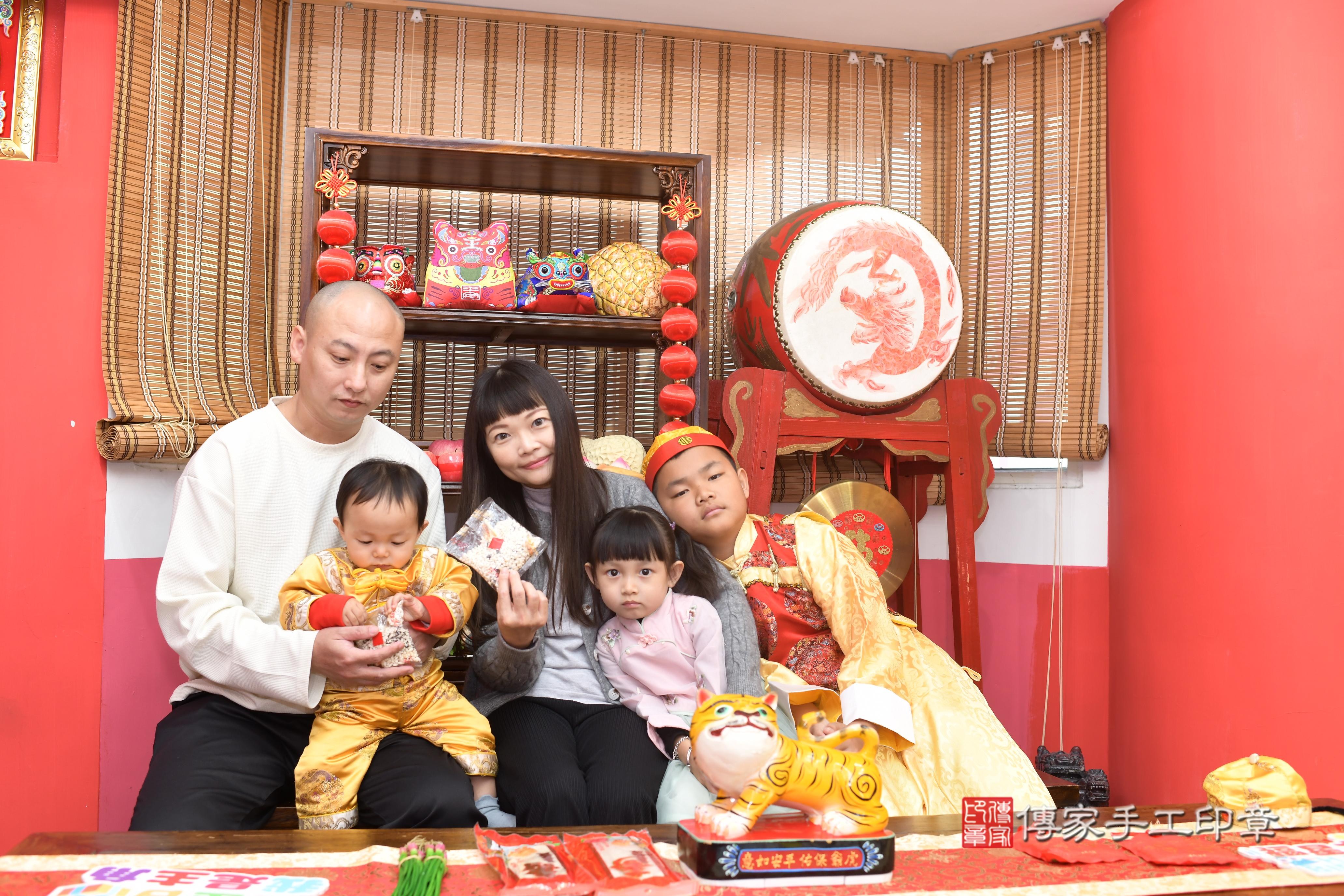 傳家手工印章高雄店、抓周、度脺、中國風會場、傳家嬰兒古禮、吉祥話、抓周道具物品24種、拍照。抓周證書。寶寶抓周、滿周歲、生日快樂、祝福 傳家手工印章高雄店、抓周、度脺、中國風會場、傳家嬰兒古禮、吉祥話、抓周道具物品24種、拍照。抓周證書。寶寶抓周、滿周歲、生日快樂、祝福