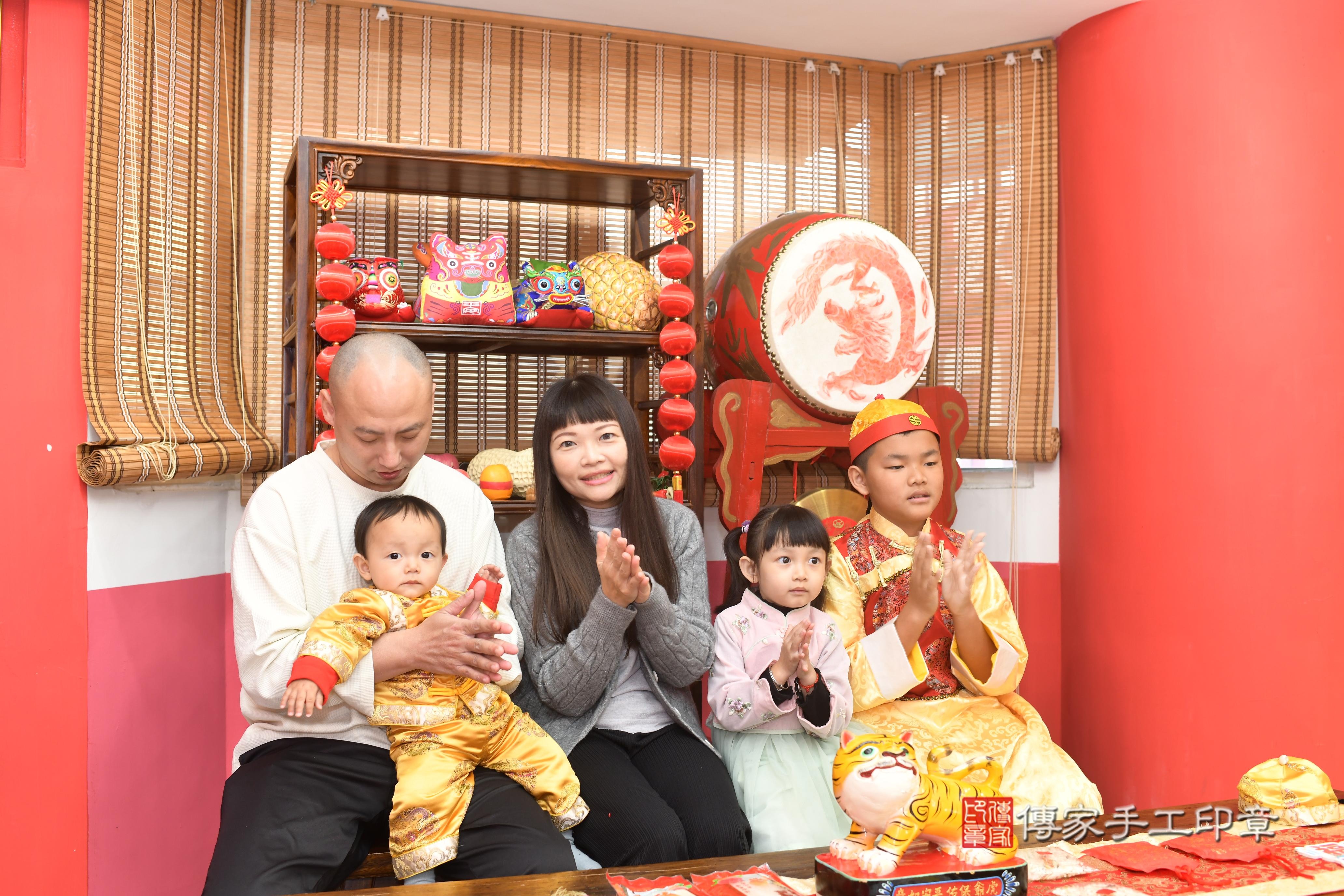 傳家手工印章高雄店、抓周、度脺、中國風會場、傳家嬰兒古禮、吉祥話、抓周道具物品24種、拍照。抓周證書。寶寶抓周、滿周歲、生日快樂、祝福 傳家手工印章高雄店、抓周、度脺、中國風會場、傳家嬰兒古禮、吉祥話、抓周道具物品24種、拍照。抓周證書。寶寶抓周、滿周歲、生日快樂、祝福