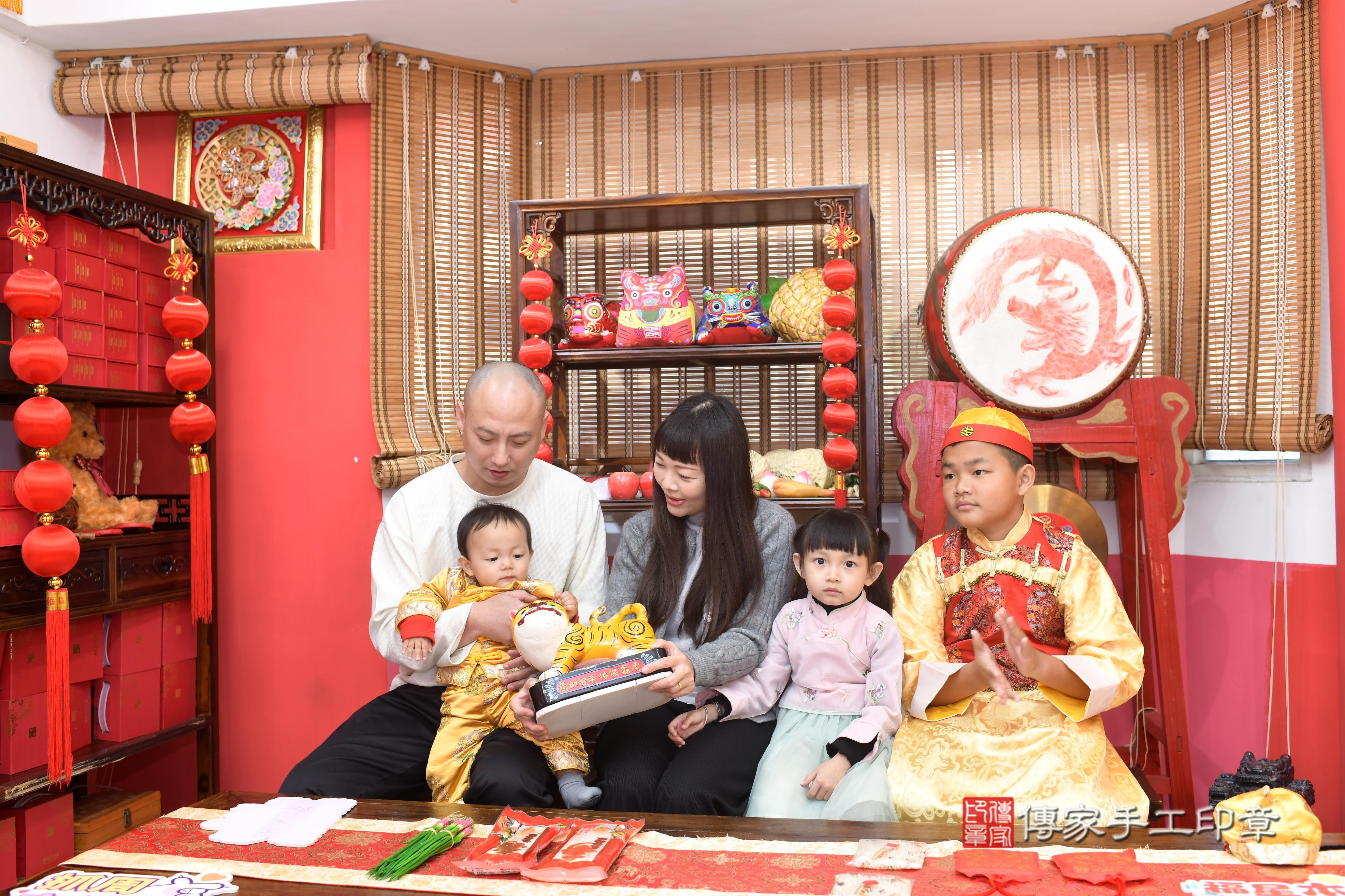 傳家手工印章高雄店、抓周、度脺、中國風會場、傳家嬰兒古禮、吉祥話、抓周道具物品24種、拍照。抓周證書。寶寶抓周、滿周歲、生日快樂、祝福 傳家手工印章高雄店、抓周、度脺、中國風會場、傳家嬰兒古禮、吉祥話、抓周道具物品24種、拍照。抓周證書。寶寶抓周、滿周歲、生日快樂、祝福