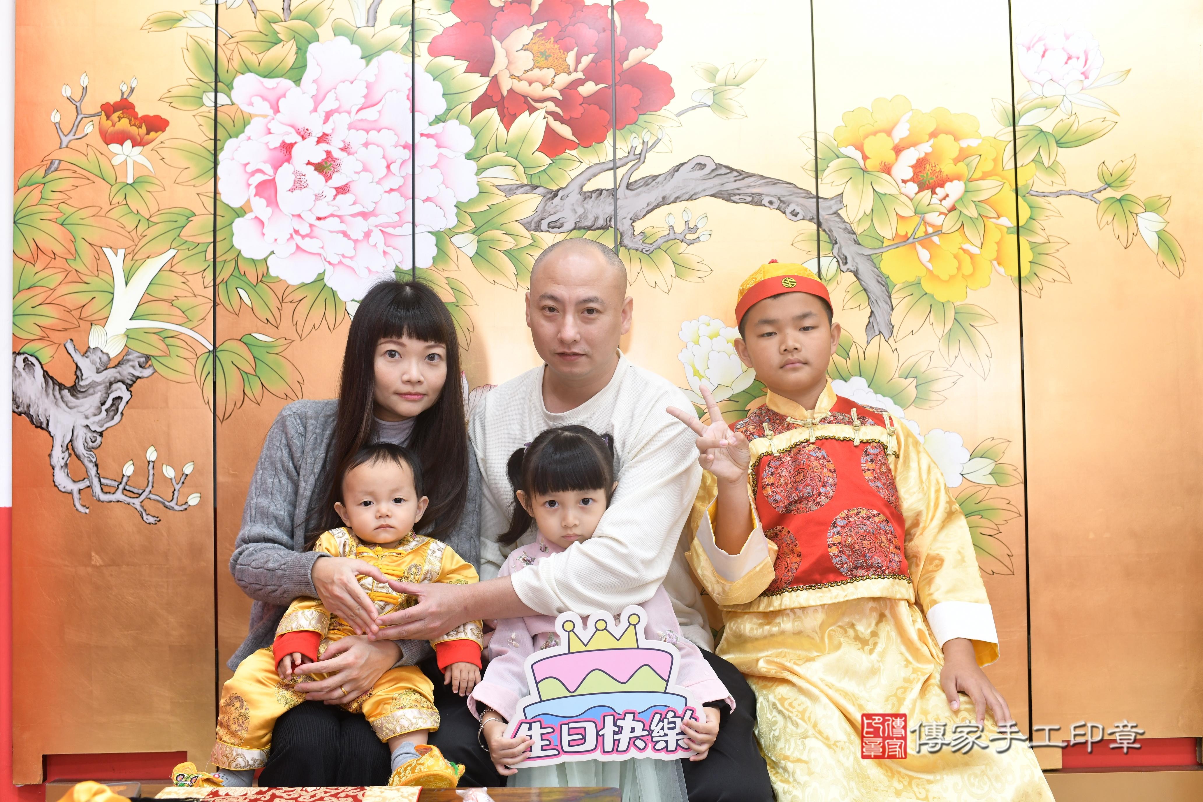 傳家手工印章高雄店、抓周、度脺、中國風會場、傳家嬰兒古禮、吉祥話、抓周道具物品24種、拍照。抓周證書。寶寶抓周、滿周歲、生日快樂、祝福 傳家手工印章高雄店、抓周、度脺、中國風會場、傳家嬰兒古禮、吉祥話、抓周道具物品24種、拍照。抓周證書。寶寶抓周、滿周歲、生日快樂、祝福