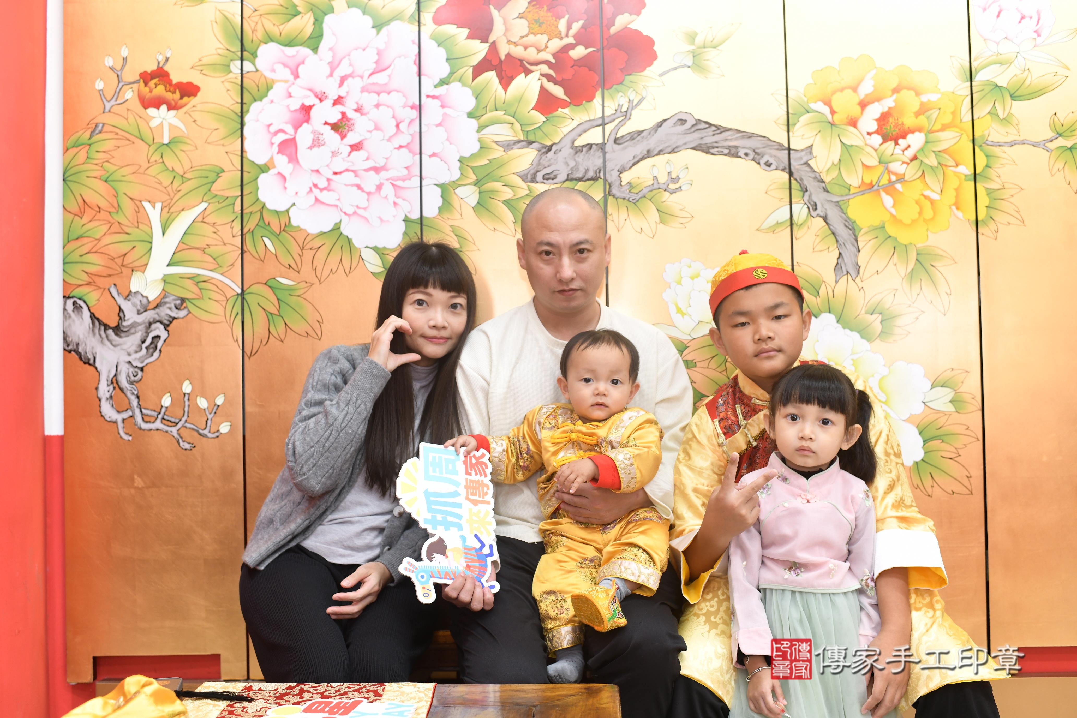 傳家手工印章高雄店、抓周、度脺、中國風會場、傳家嬰兒古禮、吉祥話、抓周道具物品24種、拍照。抓周證書。寶寶抓周、滿周歲、生日快樂、祝福 傳家手工印章高雄店、抓周、度脺、中國風會場、傳家嬰兒古禮、吉祥話、抓周道具物品24種、拍照。抓周證書。寶寶抓周、滿周歲、生日快樂、祝福