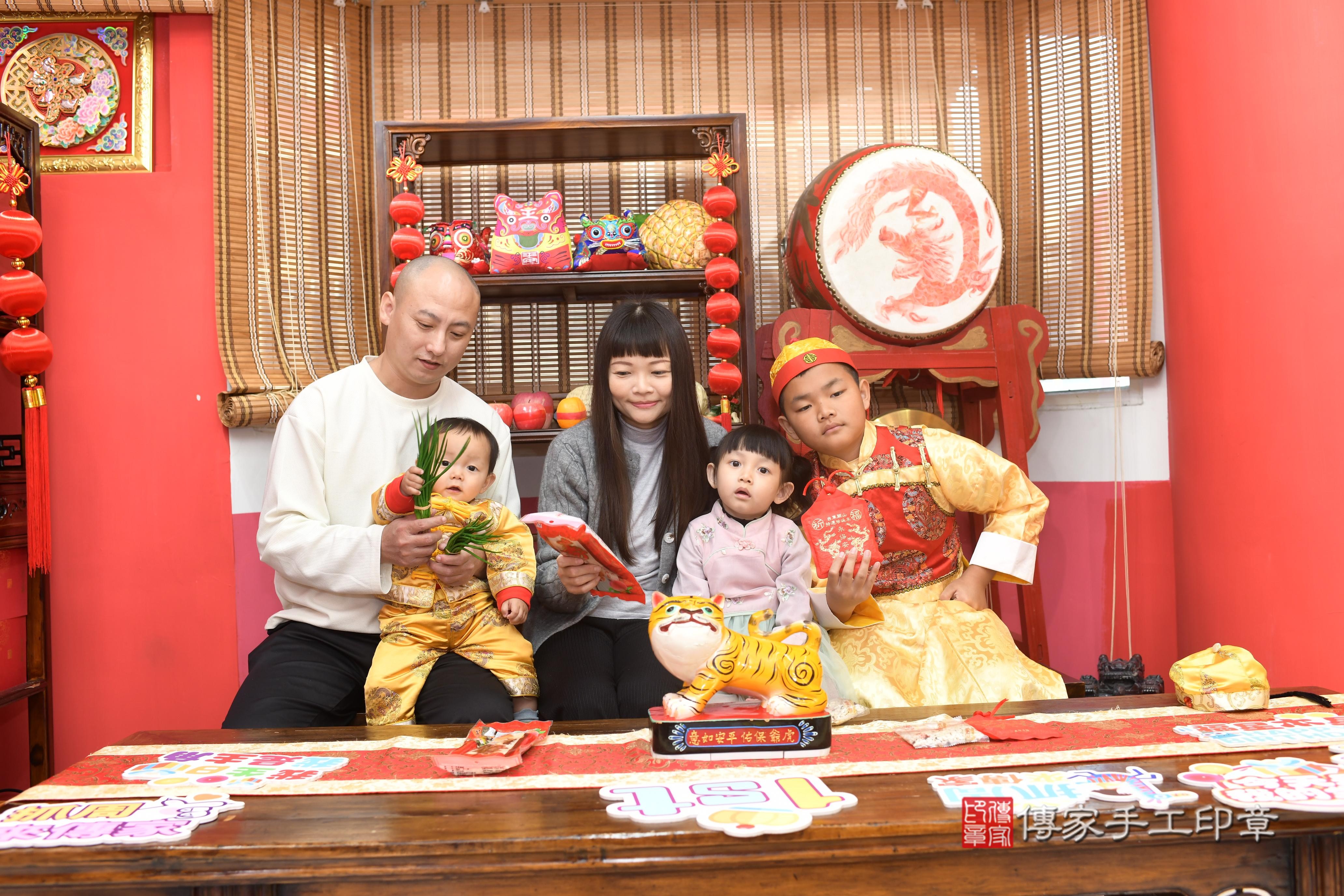 傳家手工印章高雄店、抓周、度脺、中國風會場、傳家嬰兒古禮、吉祥話、抓周道具物品24種、拍照。抓周證書。寶寶抓周、滿周歲、生日快樂、祝福 傳家手工印章高雄店、抓周、度脺、中國風會場、傳家嬰兒古禮、吉祥話、抓周道具物品24種、拍照。抓周證書。寶寶抓周、滿周歲、生日快樂、祝福