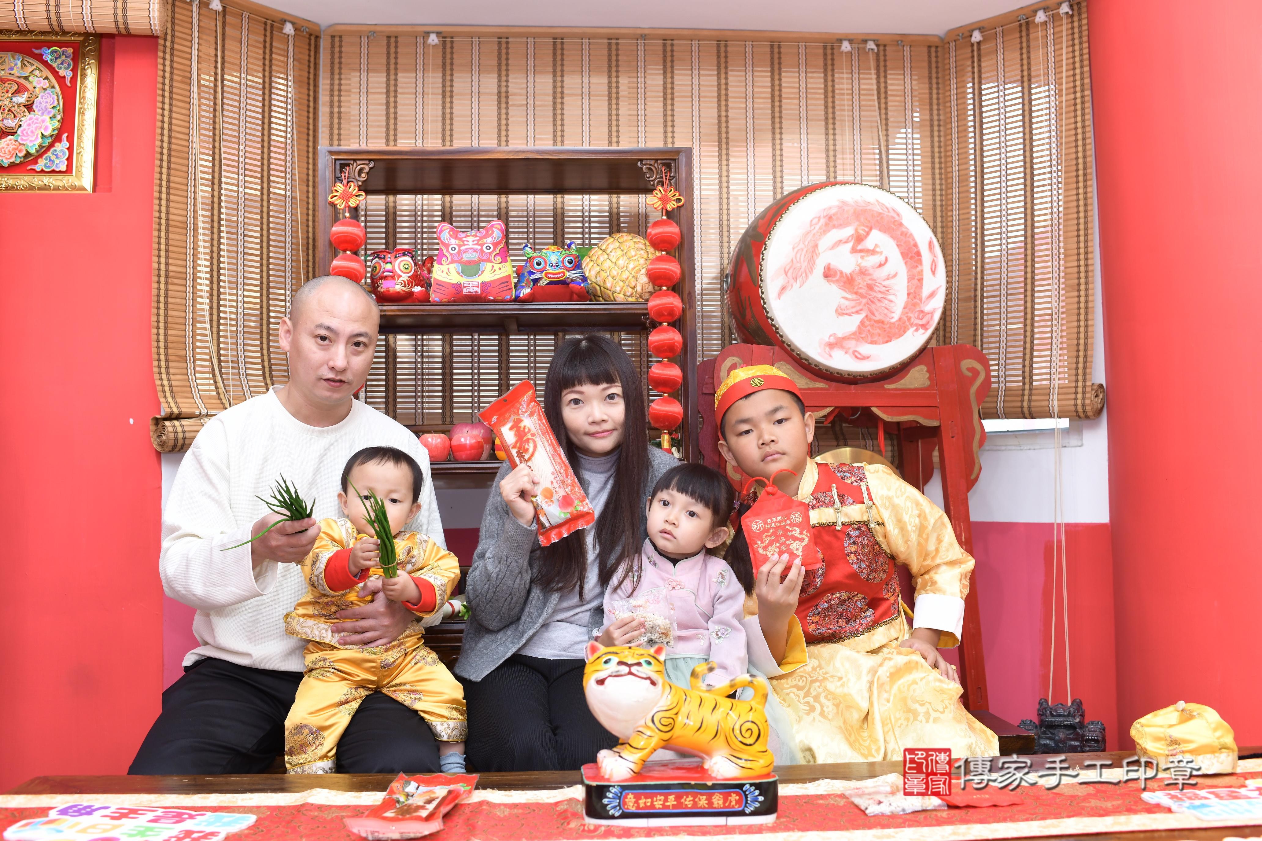 傳家手工印章高雄店、抓周、度脺、中國風會場、傳家嬰兒古禮、吉祥話、抓周道具物品24種、拍照。抓周證書。寶寶抓周、滿周歲、生日快樂、祝福 傳家手工印章高雄店、抓周、度脺、中國風會場、傳家嬰兒古禮、吉祥話、抓周道具物品24種、拍照。抓周證書。寶寶抓周、滿周歲、生日快樂、祝福