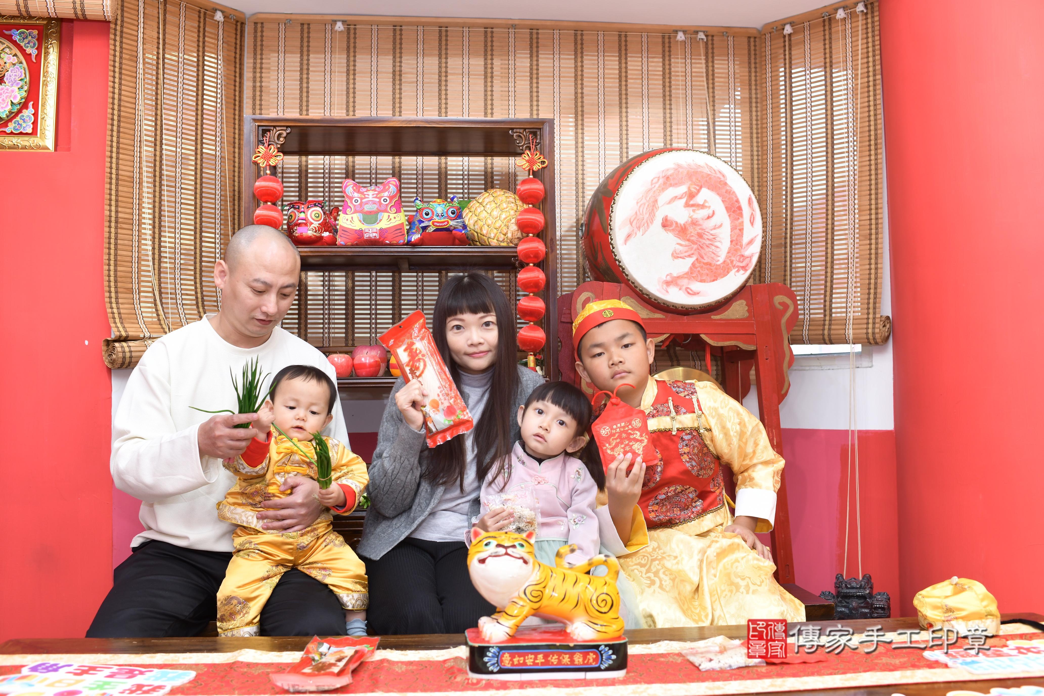 傳家手工印章高雄店、抓周、度脺、中國風會場、傳家嬰兒古禮、吉祥話、抓周道具物品24種、拍照。抓周證書。寶寶抓周、滿周歲、生日快樂、祝福 傳家手工印章高雄店、抓周、度脺、中國風會場、傳家嬰兒古禮、吉祥話、抓周道具物品24種、拍照。抓周證書。寶寶抓周、滿周歲、生日快樂、祝福