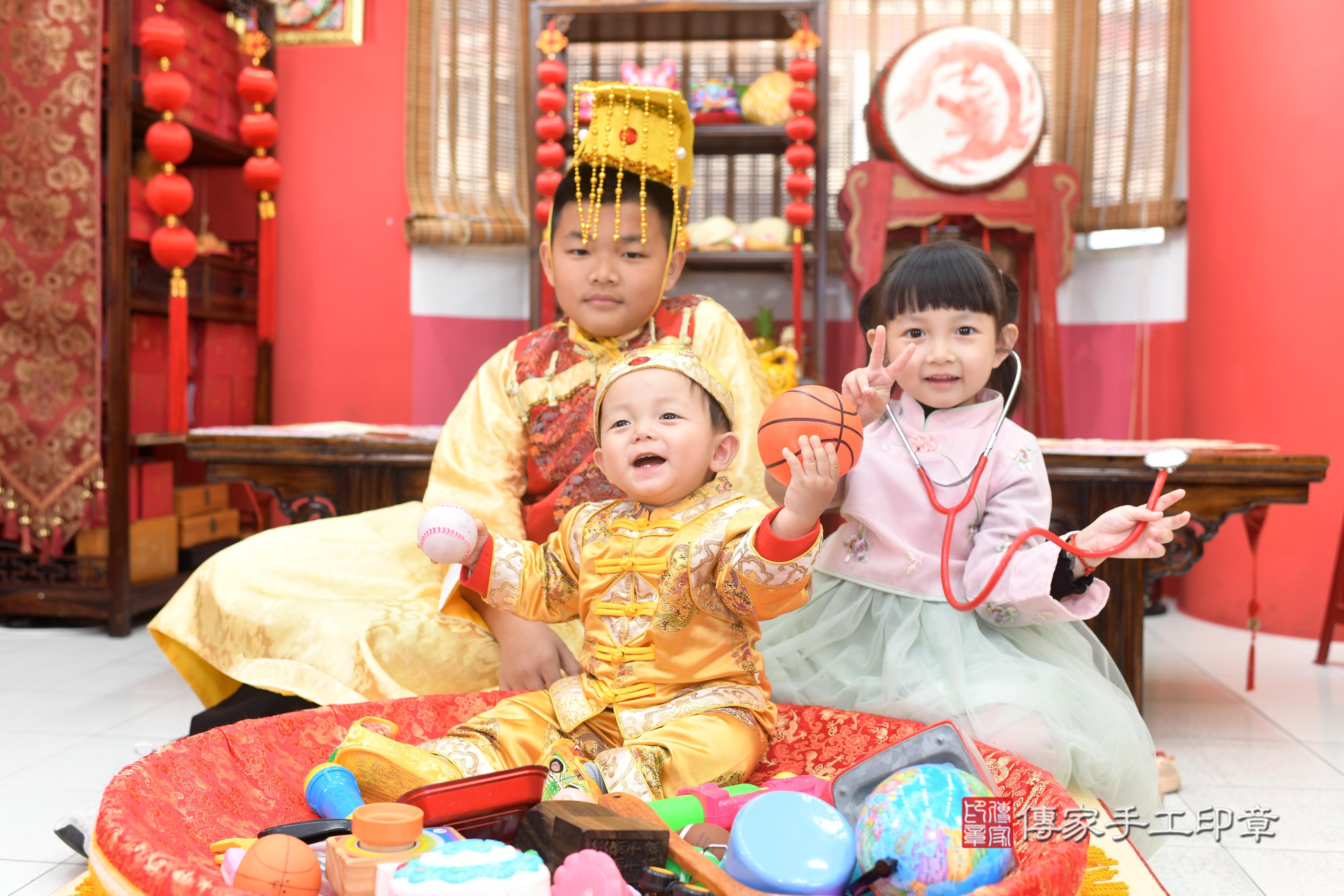 傳家手工印章高雄店、抓周、度脺、中國風會場、傳家嬰兒古禮、吉祥話、抓周道具物品24種、拍照。抓周證書。寶寶抓周、滿周歲、生日快樂、祝福 傳家手工印章高雄店、抓周、度脺、中國風會場、傳家嬰兒古禮、吉祥話、抓周道具物品24種、拍照。抓周證書。寶寶抓周、滿周歲、生日快樂、祝福