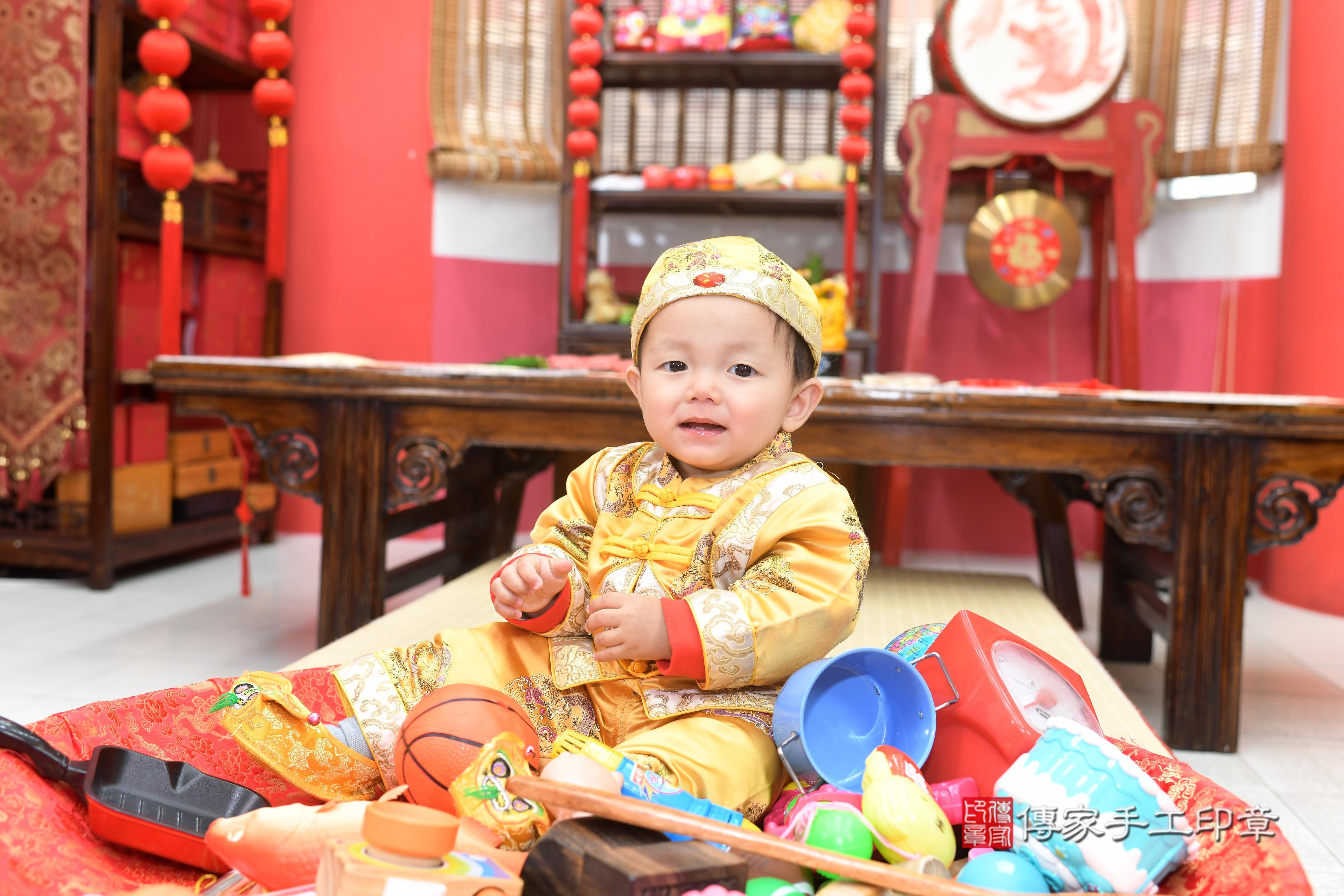 傳家手工印章高雄店、抓周、度脺、中國風會場、傳家嬰兒古禮、吉祥話、抓周道具物品24種、拍照。抓周證書。寶寶抓周、滿周歲、生日快樂、祝福 傳家手工印章高雄店、抓周、度脺、中國風會場、傳家嬰兒古禮、吉祥話、抓周道具物品24種、拍照。抓周證書。寶寶抓周、滿周歲、生日快樂、祝福