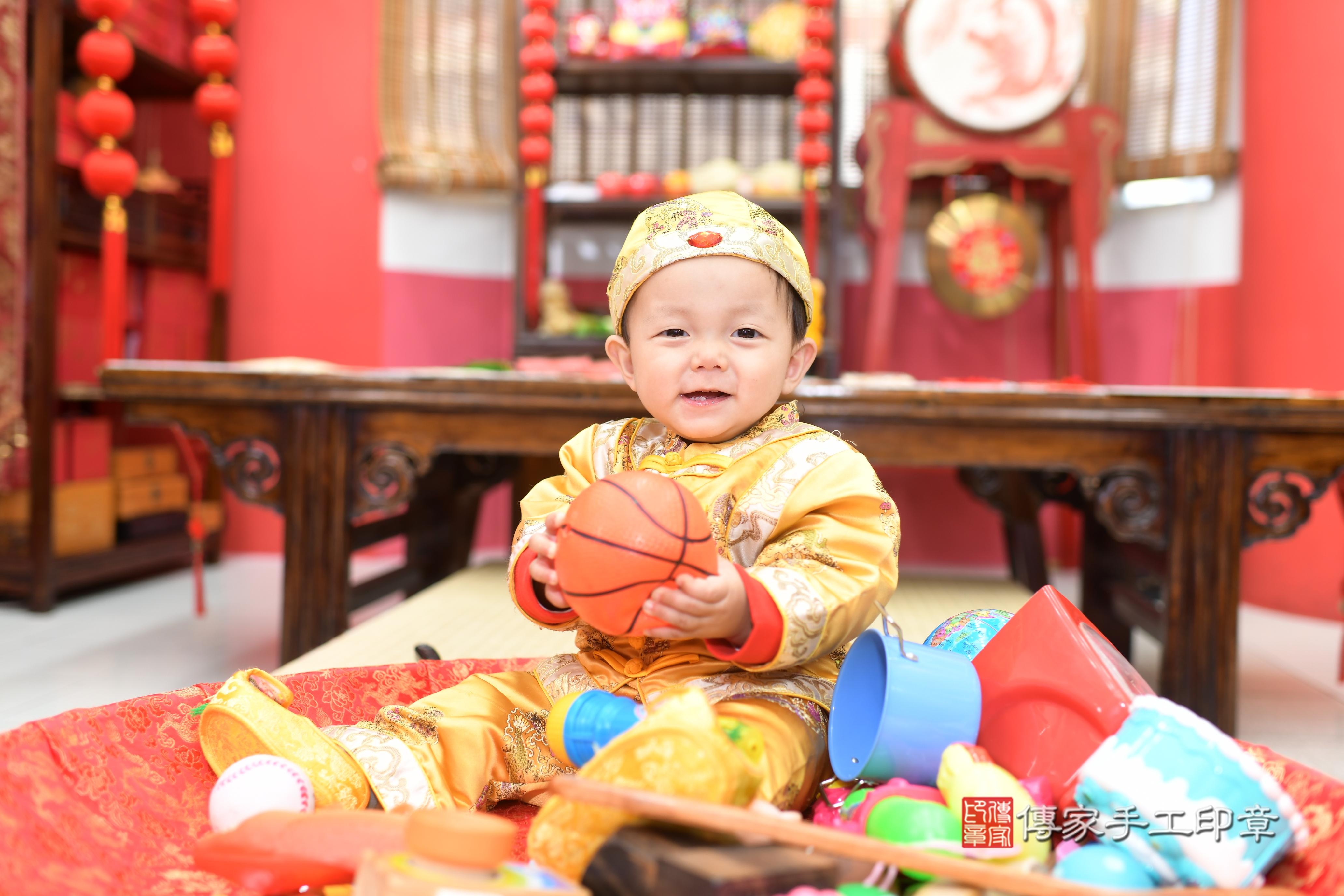 傳家手工印章高雄店、抓周、度脺、中國風會場、傳家嬰兒古禮、吉祥話、抓周道具物品24種、拍照。抓周證書。寶寶抓周、滿周歲、生日快樂、祝福 傳家手工印章高雄店、抓周、度脺、中國風會場、傳家嬰兒古禮、吉祥話、抓周道具物品24種、拍照。抓周證書。寶寶抓周、滿周歲、生日快樂、祝福