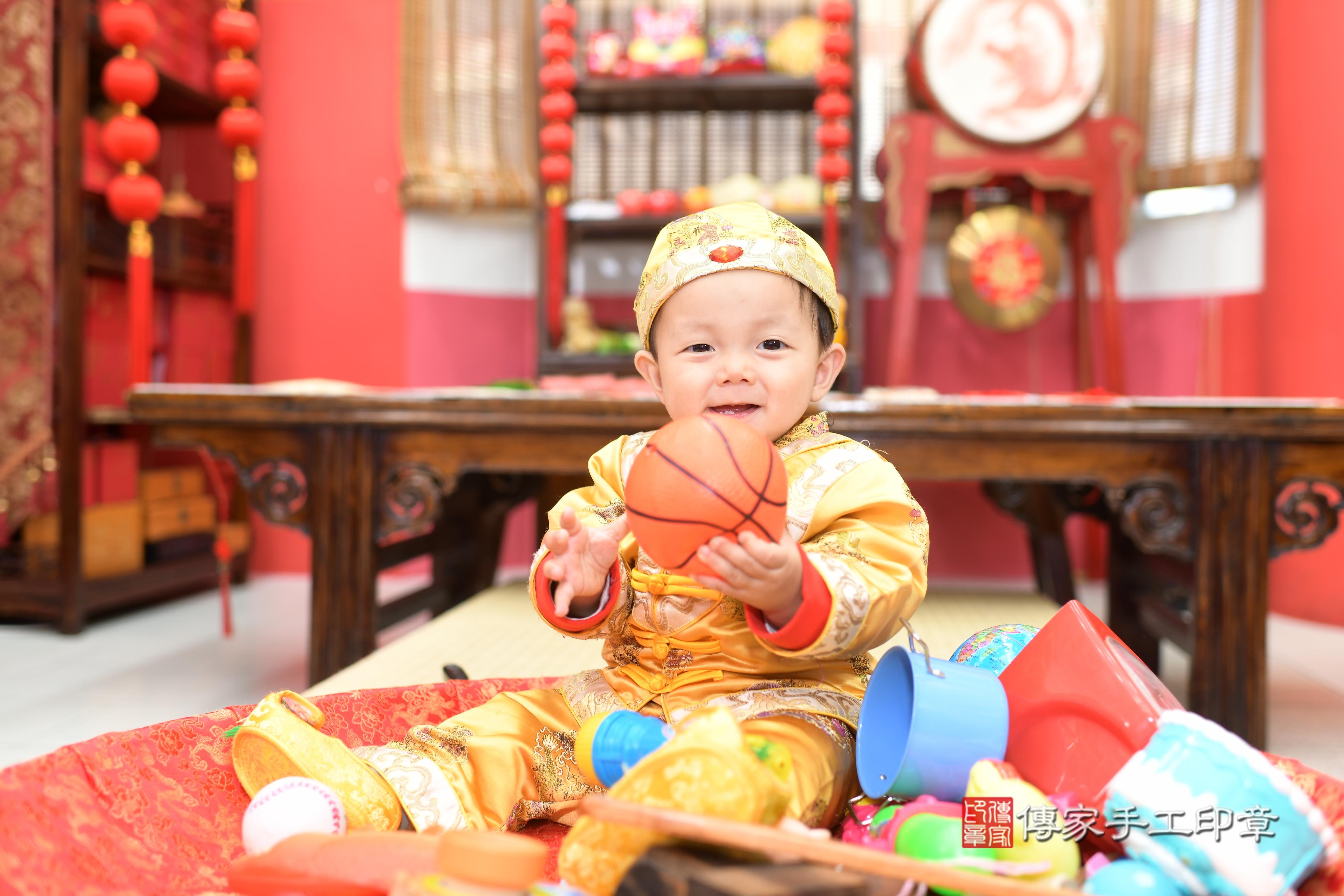 傳家手工印章高雄店、抓周、度脺、中國風會場、傳家嬰兒古禮、吉祥話、抓周道具物品24種、拍照。抓周證書。寶寶抓周、滿周歲、生日快樂、祝福 傳家手工印章高雄店、抓周、度脺、中國風會場、傳家嬰兒古禮、吉祥話、抓周道具物品24種、拍照。抓周證書。寶寶抓周、滿周歲、生日快樂、祝福