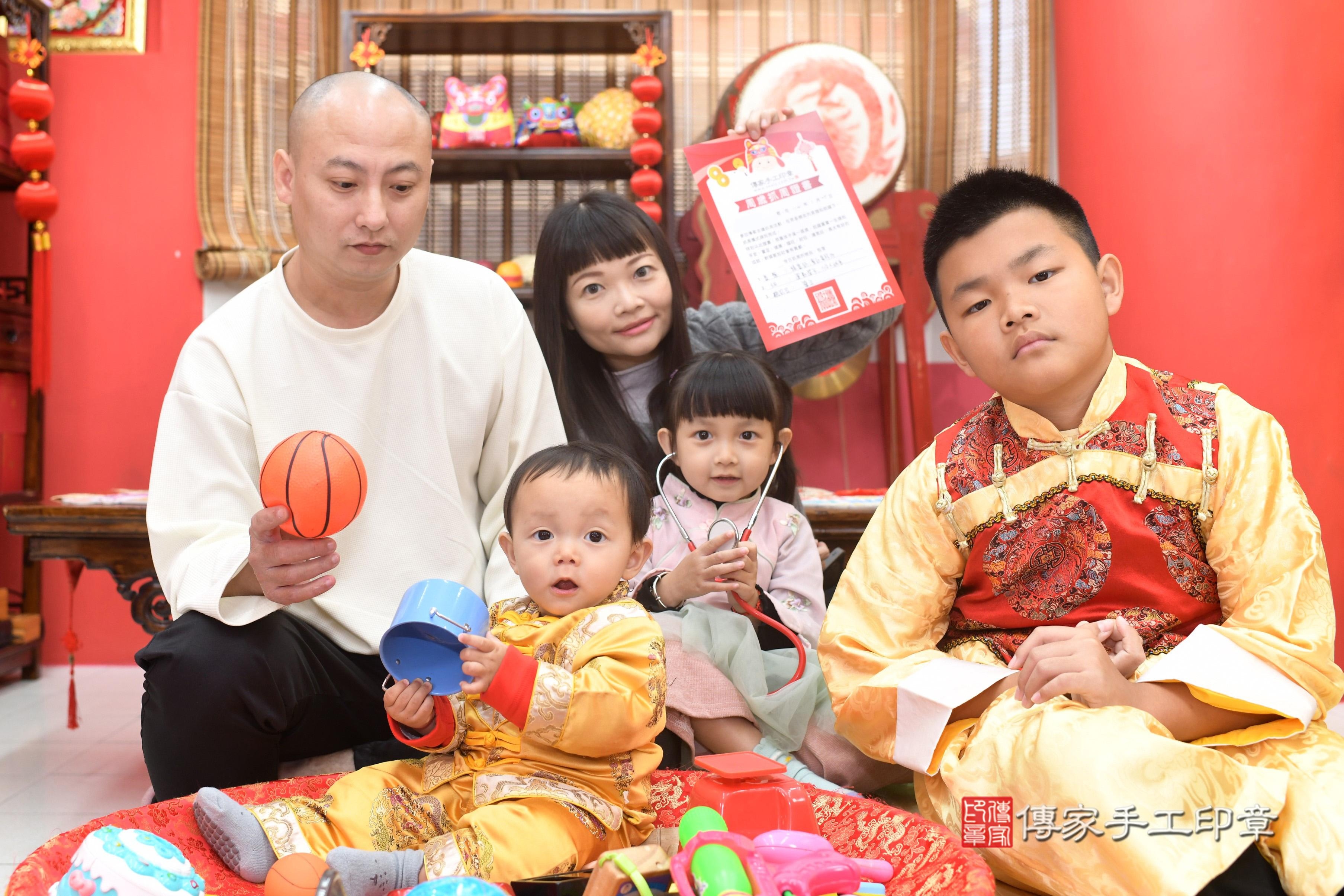傳家手工印章高雄店、抓周、度脺、中國風會場、傳家嬰兒古禮、吉祥話、抓周道具物品24種、拍照。抓周證書。寶寶抓周、滿周歲、生日快樂、祝福 傳家手工印章高雄店、抓周、度脺、中國風會場、傳家嬰兒古禮、吉祥話、抓周道具物品24種、拍照。抓周證書。寶寶抓周、滿周歲、生日快樂、祝福