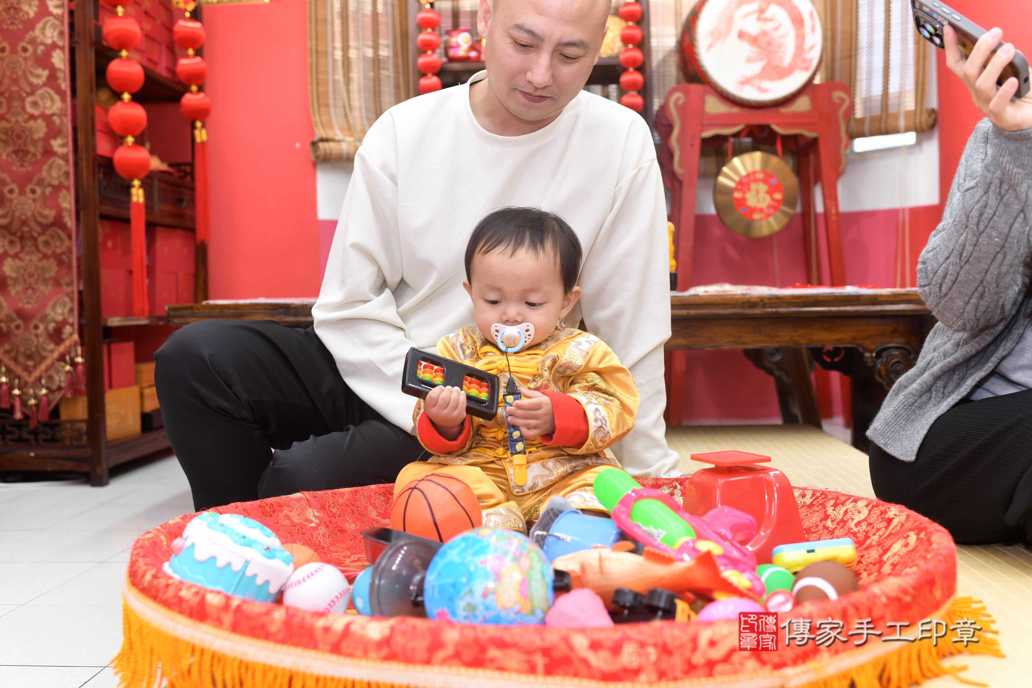 傳家手工印章高雄店、抓周、度脺、中國風會場、傳家嬰兒古禮、吉祥話、抓周道具物品24種、拍照。抓周證書。寶寶抓周、滿周歲、生日快樂、祝福 傳家手工印章高雄店、抓周、度脺、中國風會場、傳家嬰兒古禮、吉祥話、抓周道具物品24種、拍照。抓周證書。寶寶抓周、滿周歲、生日快樂、祝福