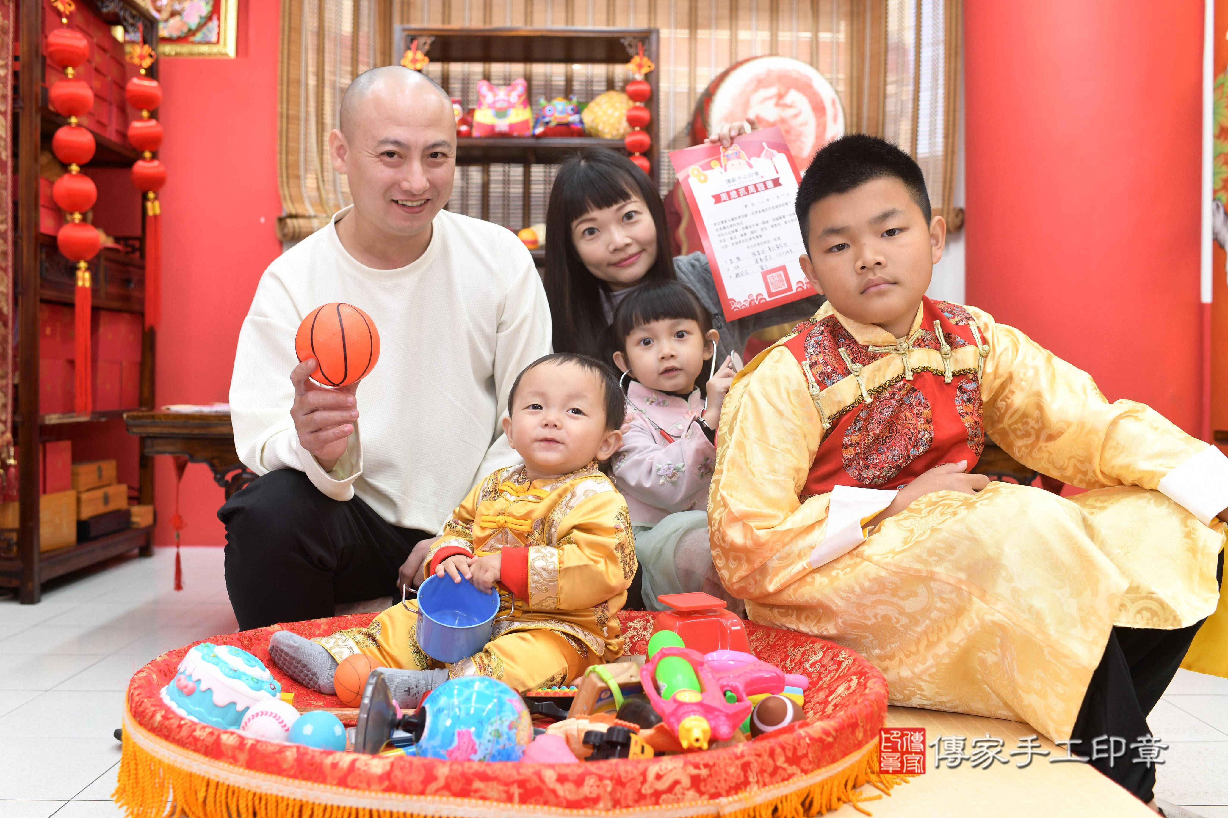 傳家手工印章高雄店、抓周、度脺、中國風會場、傳家嬰兒古禮、吉祥話、抓周道具物品24種、拍照。抓周證書。寶寶抓周、滿周歲、生日快樂、祝福 傳家手工印章高雄店、抓周、度脺、中國風會場、傳家嬰兒古禮、吉祥話、抓周道具物品24種、拍照。抓周證書。寶寶抓周、滿周歲、生日快樂、祝福