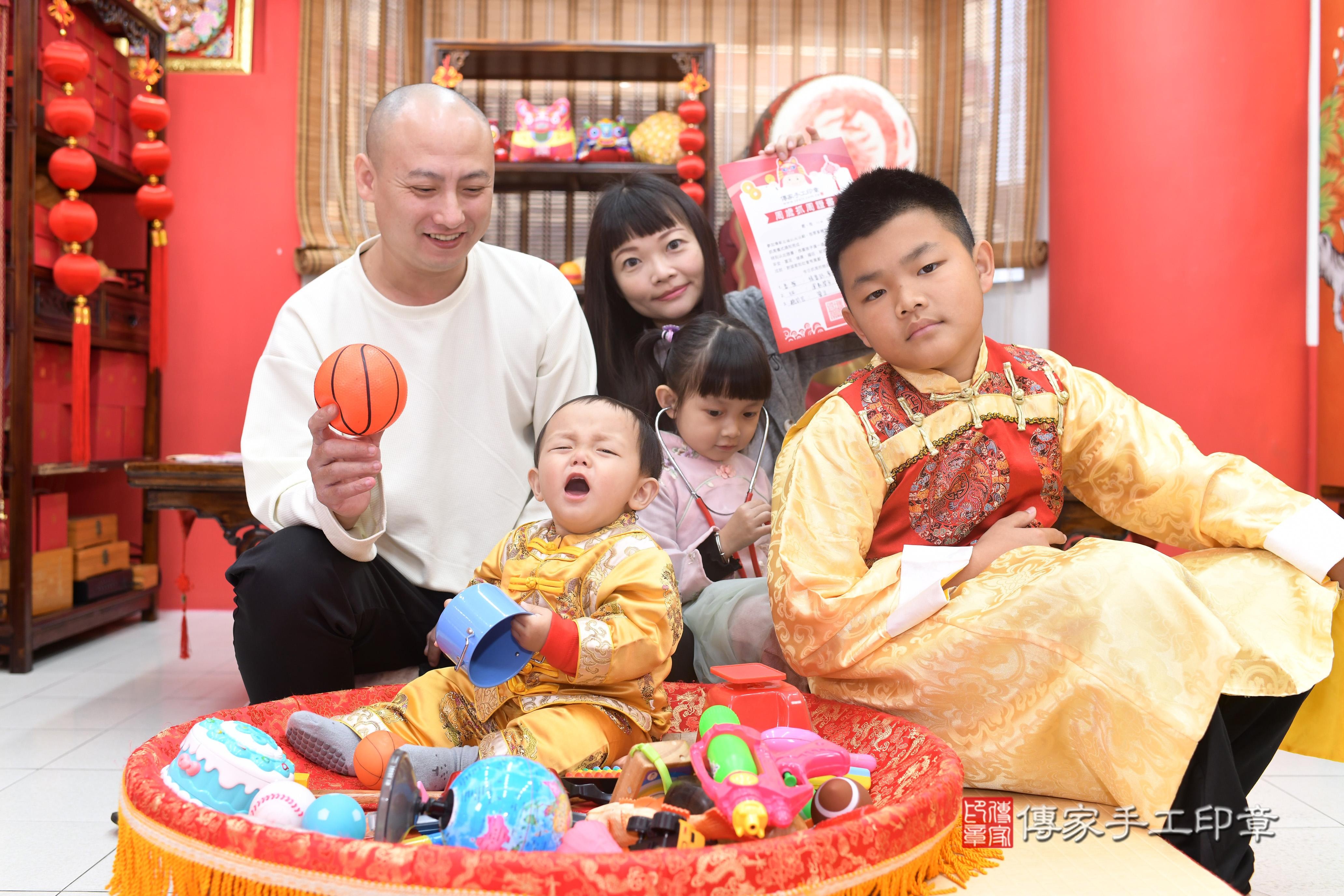 傳家手工印章高雄店、抓周、度脺、中國風會場、傳家嬰兒古禮、吉祥話、抓周道具物品24種、拍照。抓周證書。寶寶抓周、滿周歲、生日快樂、祝福 傳家手工印章高雄店、抓周、度脺、中國風會場、傳家嬰兒古禮、吉祥話、抓周道具物品24種、拍照。抓周證書。寶寶抓周、滿周歲、生日快樂、祝福