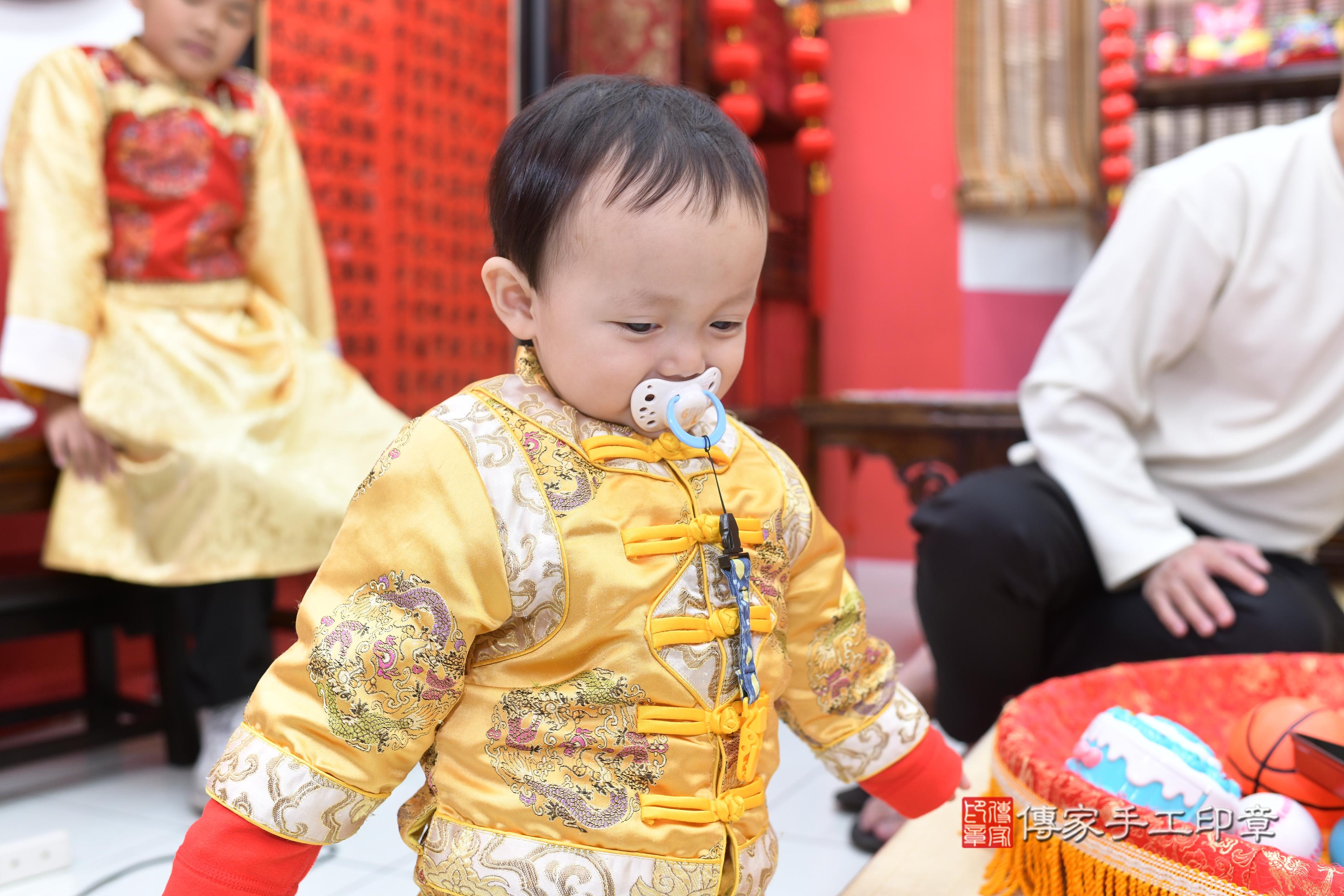 傳家手工印章高雄店、抓周、度脺、中國風會場、傳家嬰兒古禮、吉祥話、抓周道具物品24種、拍照。抓周證書。寶寶抓周、滿周歲、生日快樂、祝福