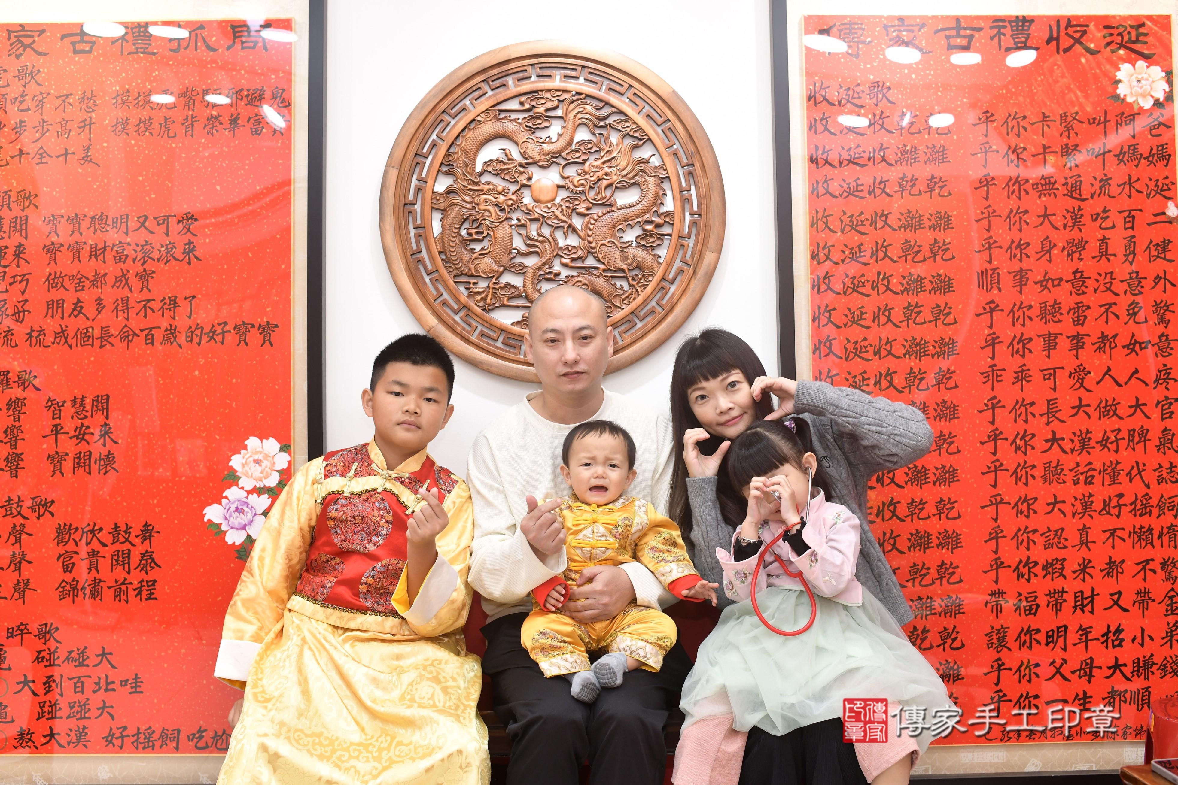 傳家手工印章高雄店、抓周、度脺、中國風會場、傳家嬰兒古禮、吉祥話、抓周道具物品24種、拍照。抓周證書。寶寶抓周、滿周歲、生日快樂、祝福