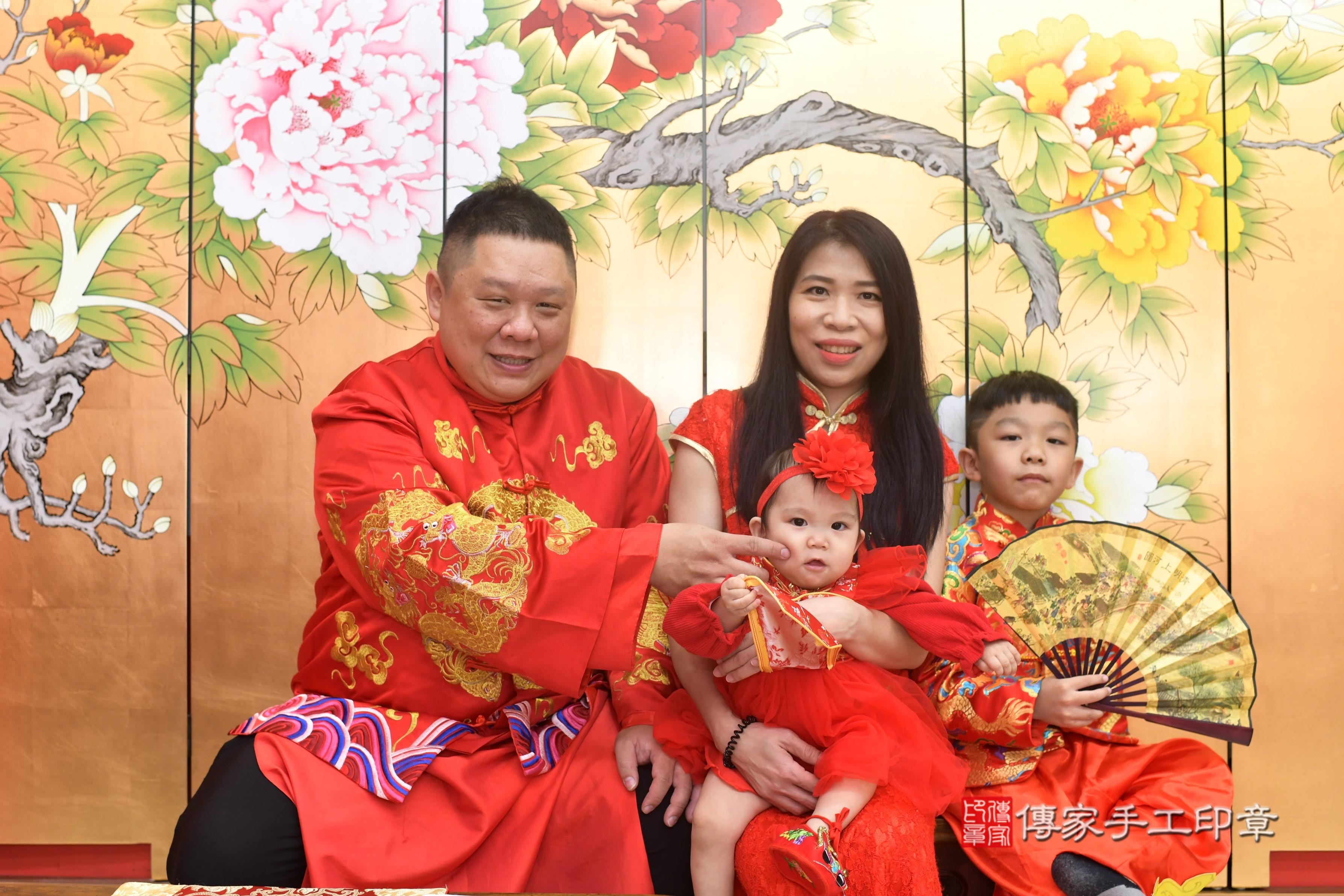 傳家手工印章高雄店、抓周、度脺、中國風會場、傳家嬰兒古禮、吉祥話、抓周道具物品24種、拍照。抓周證書。寶寶抓周、滿周歲、生日快樂、祝福 傳家手工印章高雄店、抓周、度脺、中國風會場、傳家嬰兒古禮、吉祥話、抓周道具物品24種、拍照。抓周證書。寶寶抓周、滿周歲、生日快樂、祝福