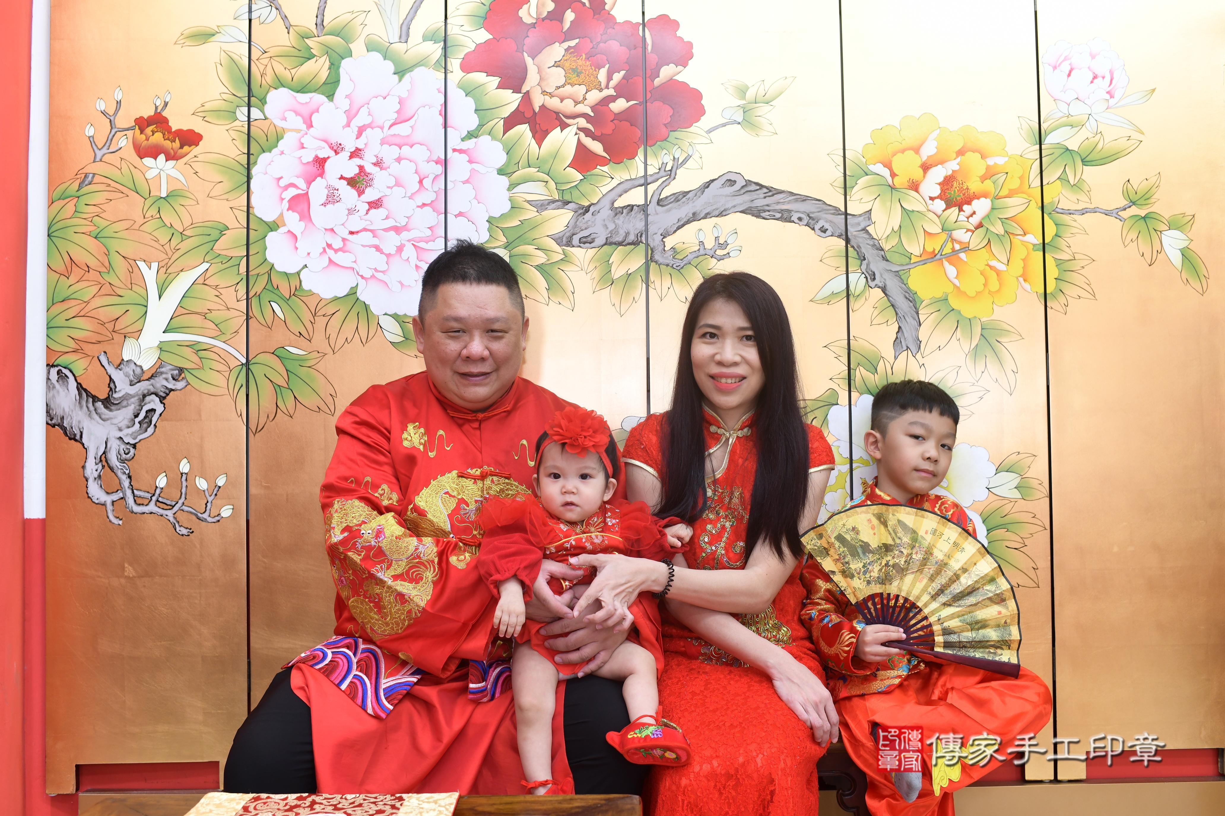 傳家手工印章高雄店、抓周、度脺、中國風會場、傳家嬰兒古禮、吉祥話、抓周道具物品24種、拍照。抓周證書。寶寶抓周、滿周歲、生日快樂、祝福 傳家手工印章高雄店、抓周、度脺、中國風會場、傳家嬰兒古禮、吉祥話、抓周道具物品24種、拍照。抓周證書。寶寶抓周、滿周歲、生日快樂、祝福