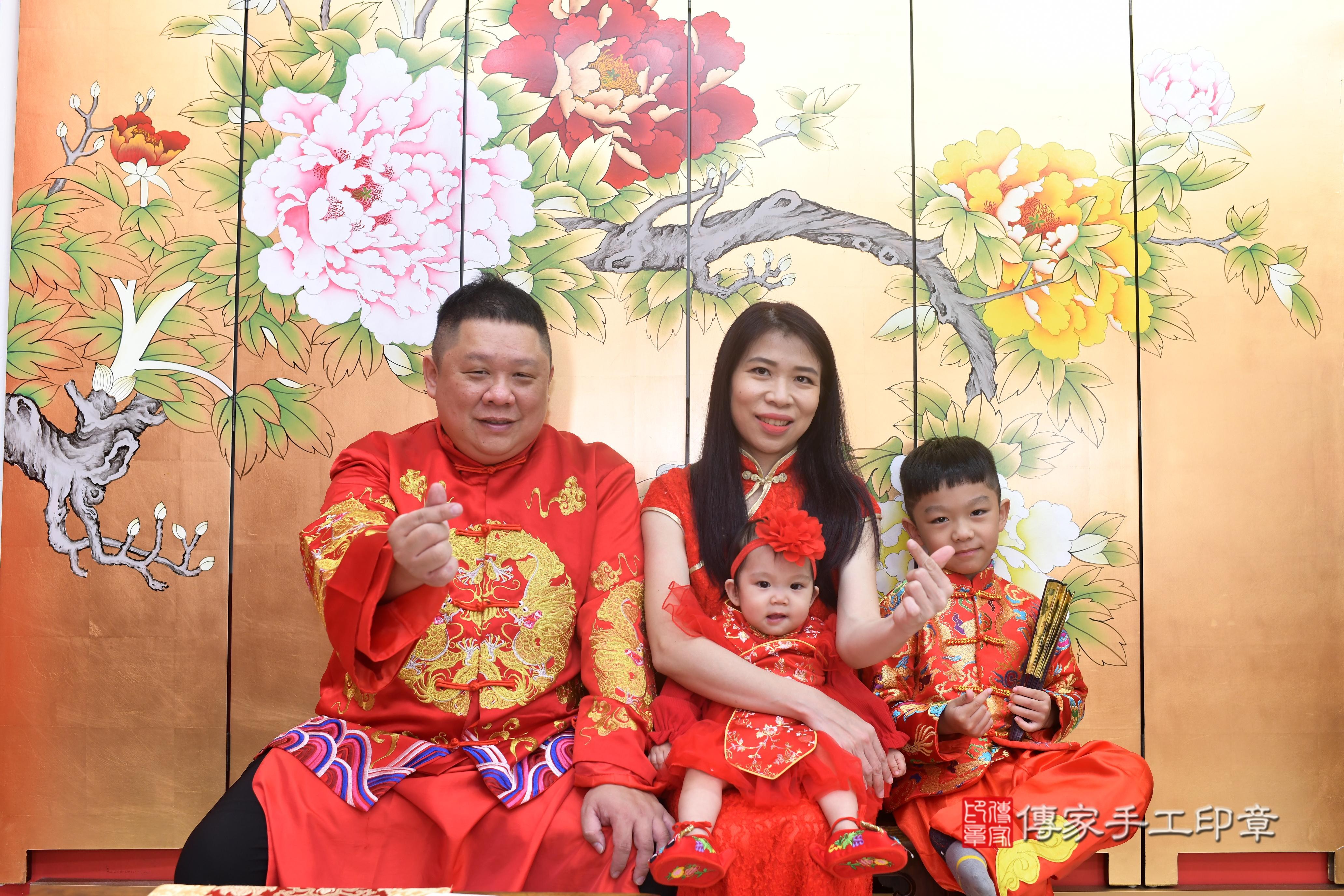 傳家手工印章高雄店、抓周、度脺、中國風會場、傳家嬰兒古禮、吉祥話、抓周道具物品24種、拍照。抓周證書。寶寶抓周、滿周歲、生日快樂、祝福 傳家手工印章高雄店、抓周、度脺、中國風會場、傳家嬰兒古禮、吉祥話、抓周道具物品24種、拍照。抓周證書。寶寶抓周、滿周歲、生日快樂、祝福