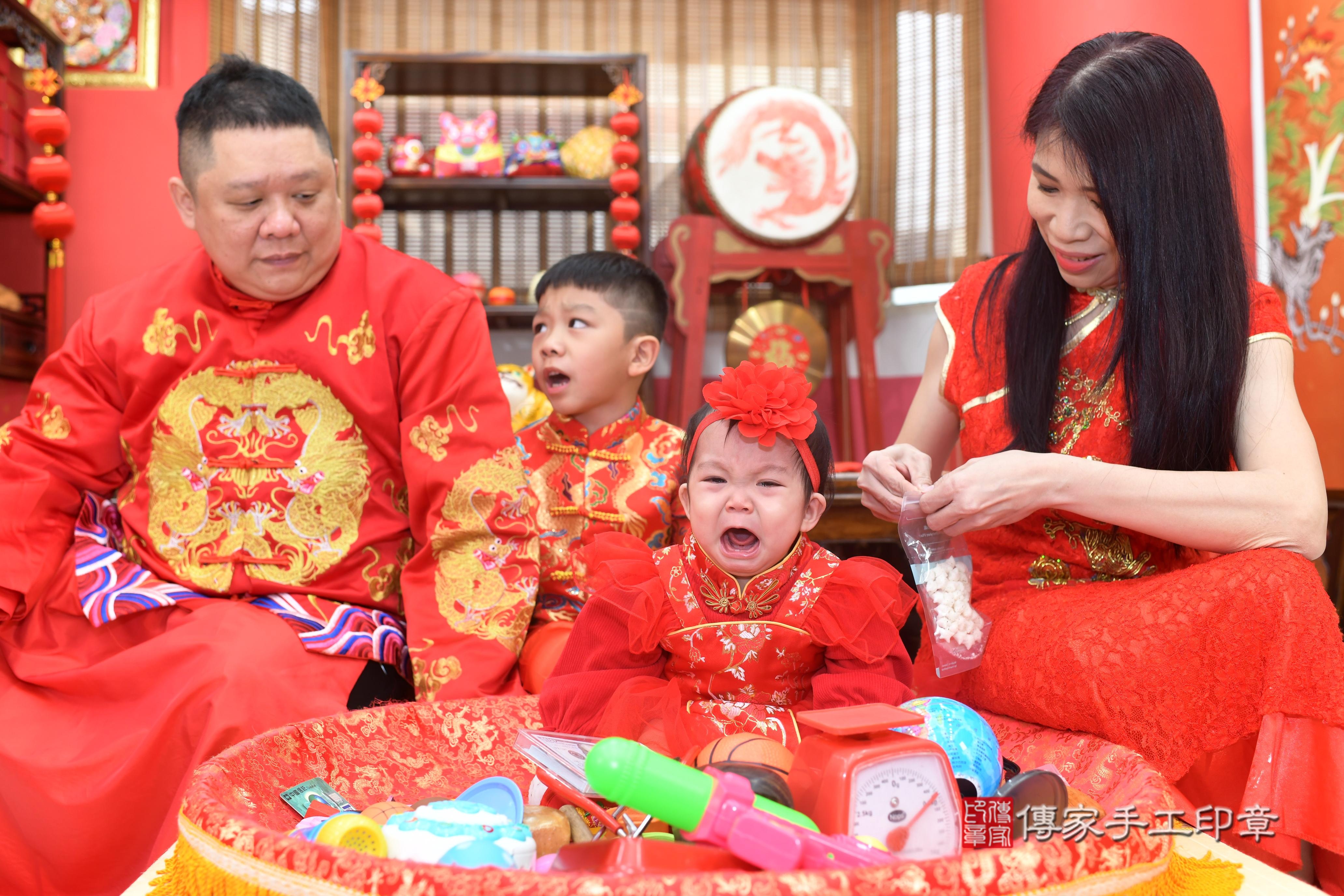 傳家手工印章高雄店、抓周、度脺、中國風會場、傳家嬰兒古禮、吉祥話、抓周道具物品24種、拍照。抓周證書。寶寶抓周、滿周歲、生日快樂、祝福 傳家手工印章高雄店、抓周、度脺、中國風會場、傳家嬰兒古禮、吉祥話、抓周道具物品24種、拍照。抓周證書。寶寶抓周、滿周歲、生日快樂、祝福