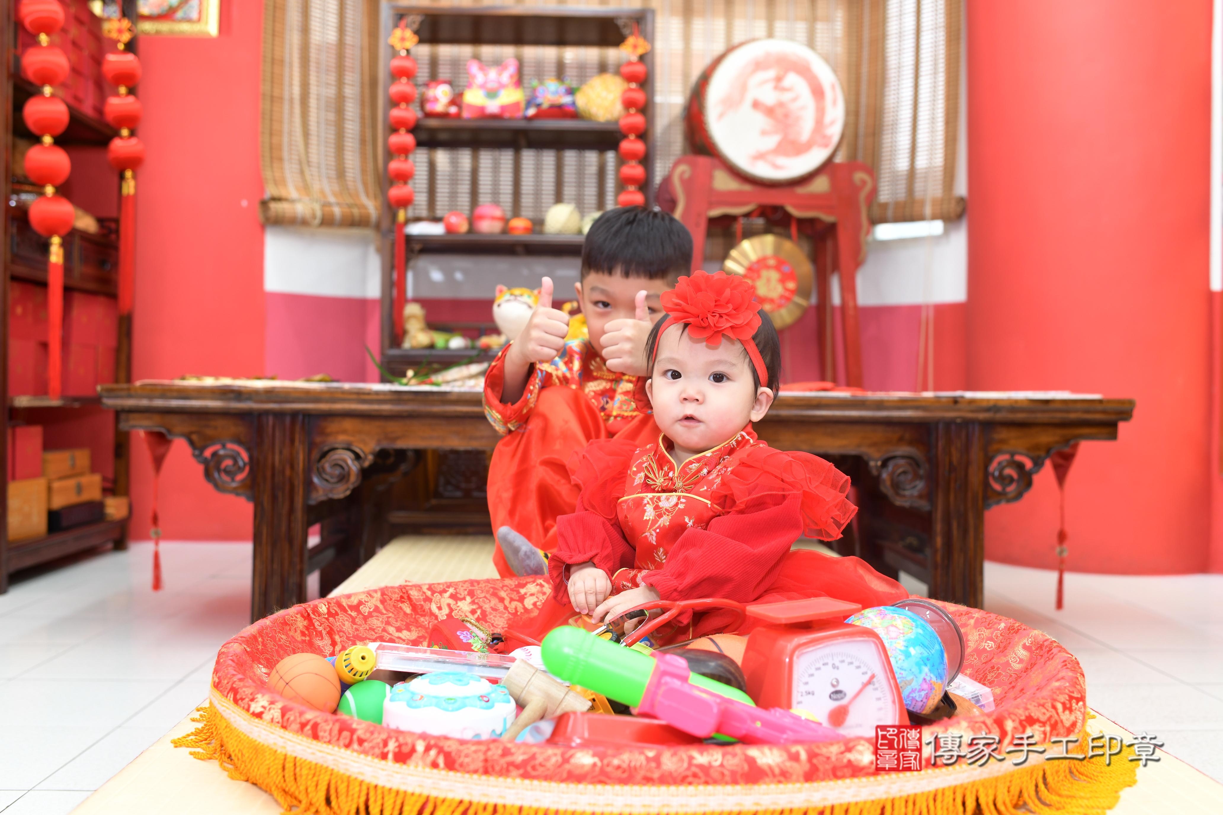 傳家手工印章高雄店、抓周、度脺、中國風會場、傳家嬰兒古禮、吉祥話、抓周道具物品24種、拍照。抓周證書。寶寶抓周、滿周歲、生日快樂、祝福 傳家手工印章高雄店、抓周、度脺、中國風會場、傳家嬰兒古禮、吉祥話、抓周道具物品24種、拍照。抓周證書。寶寶抓周、滿周歲、生日快樂、祝福