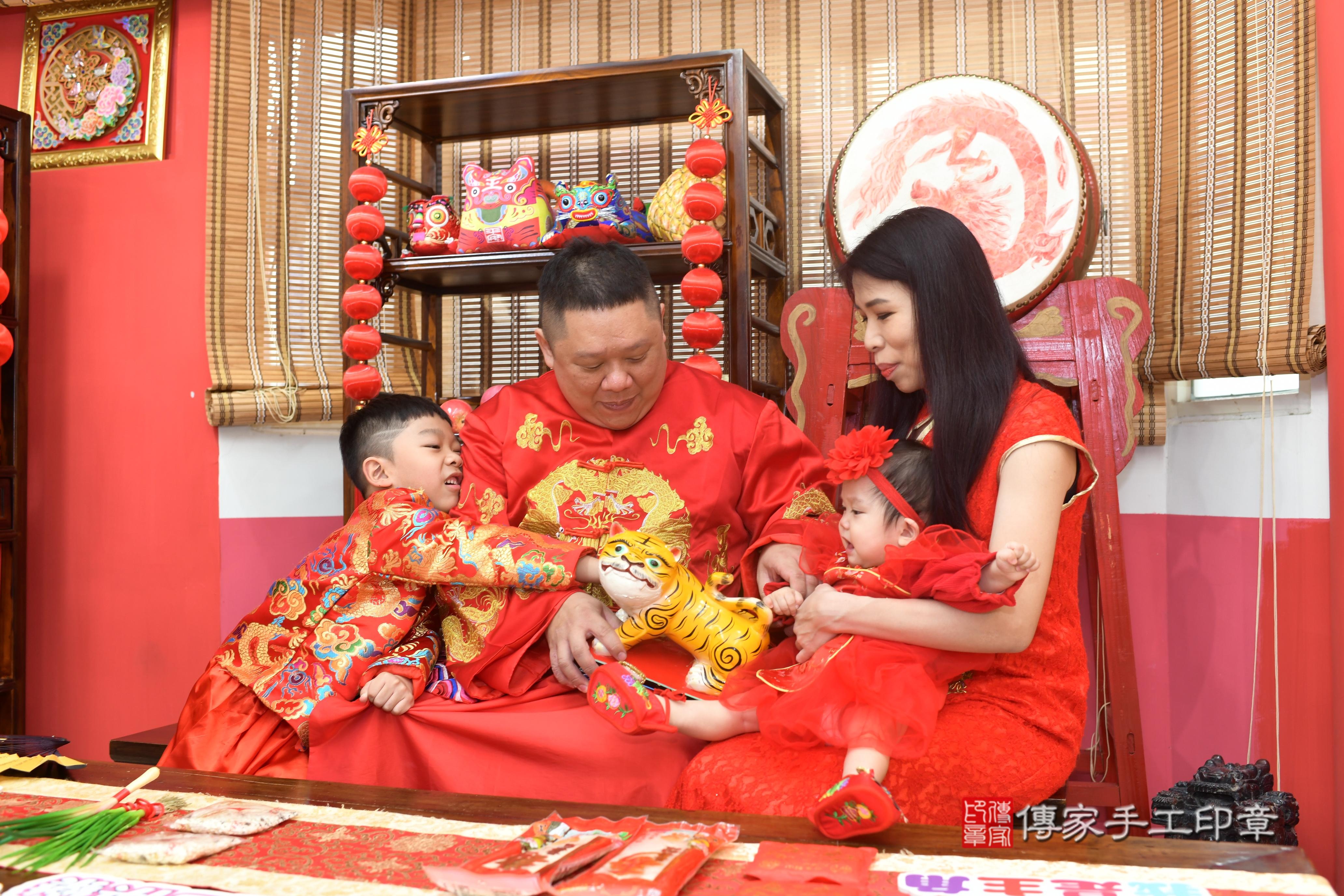 傳家手工印章高雄店、抓周、度脺、中國風會場、傳家嬰兒古禮、吉祥話、抓周道具物品24種、拍照。抓周證書。寶寶抓周、滿周歲、生日快樂、祝福 傳家手工印章高雄店、抓周、度脺、中國風會場、傳家嬰兒古禮、吉祥話、抓周道具物品24種、拍照。抓周證書。寶寶抓周、滿周歲、生日快樂、祝福