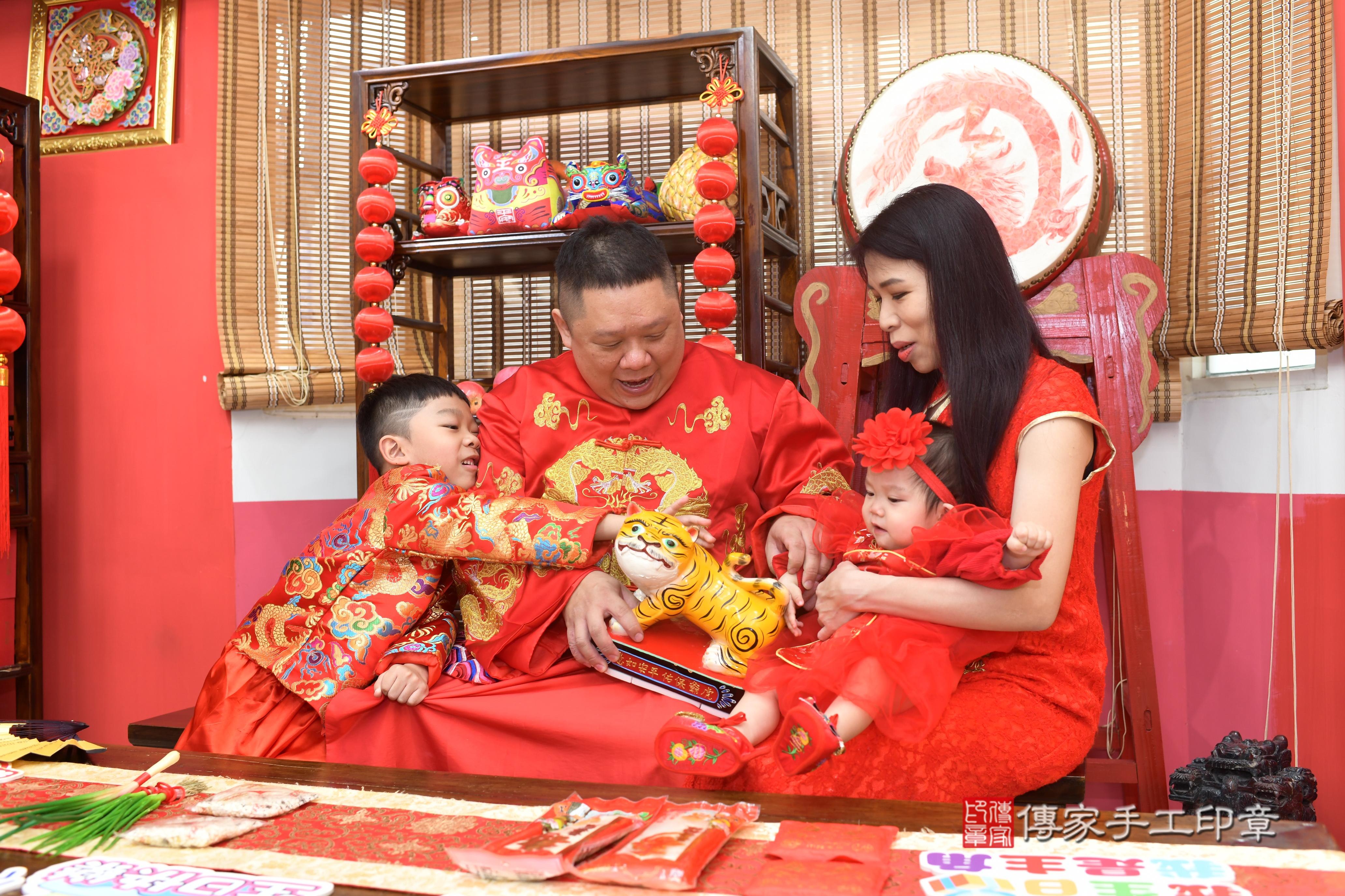 傳家手工印章高雄店、抓周、度脺、中國風會場、傳家嬰兒古禮、吉祥話、抓周道具物品24種、拍照。抓周證書。寶寶抓周、滿周歲、生日快樂、祝福 傳家手工印章高雄店、抓周、度脺、中國風會場、傳家嬰兒古禮、吉祥話、抓周道具物品24種、拍照。抓周證書。寶寶抓周、滿周歲、生日快樂、祝福