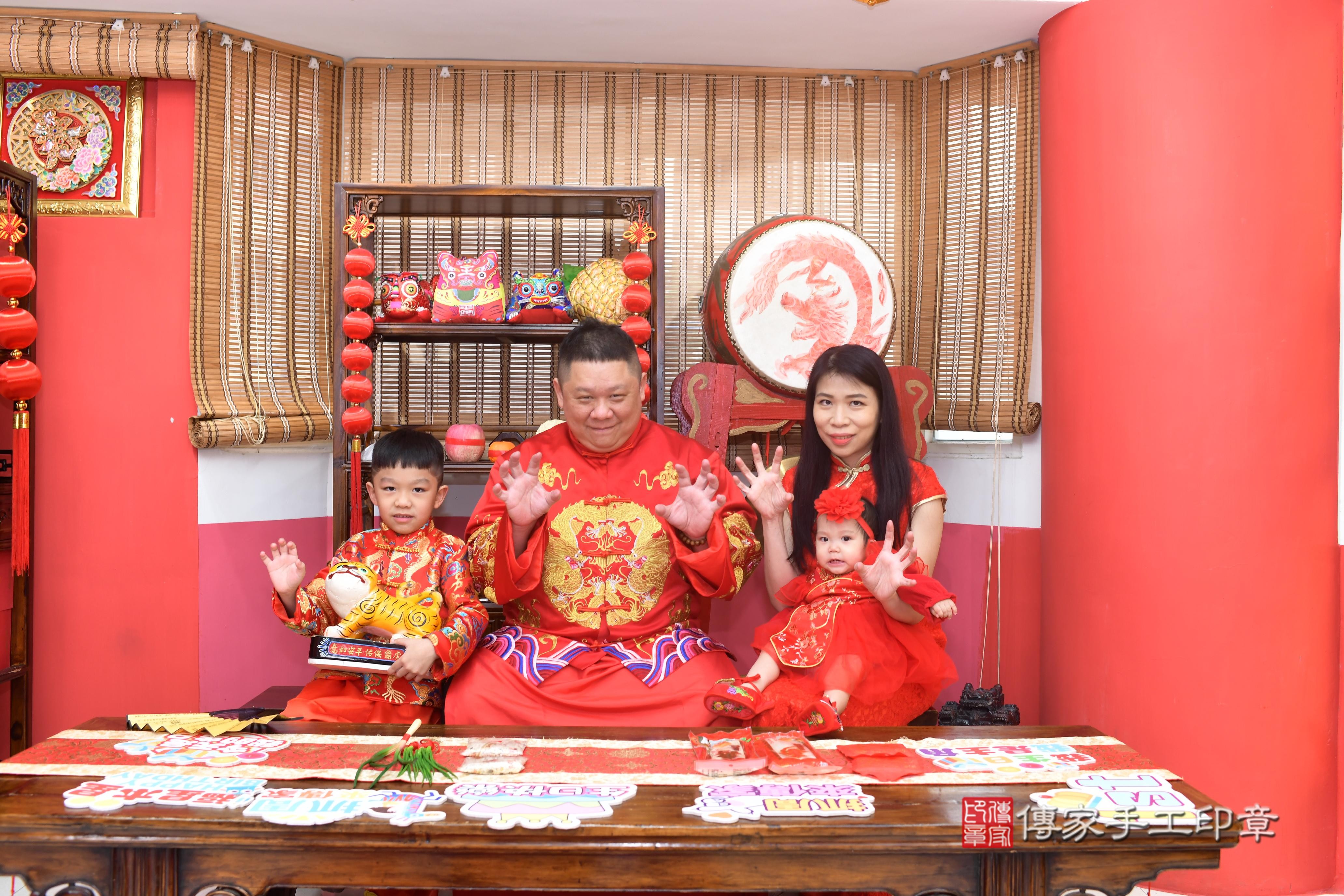 傳家手工印章高雄店、抓周、度脺、中國風會場、傳家嬰兒古禮、吉祥話、抓周道具物品24種、拍照。抓周證書。寶寶抓周、滿周歲、生日快樂、祝福 傳家手工印章高雄店、抓周、度脺、中國風會場、傳家嬰兒古禮、吉祥話、抓周道具物品24種、拍照。抓周證書。寶寶抓周、滿周歲、生日快樂、祝福