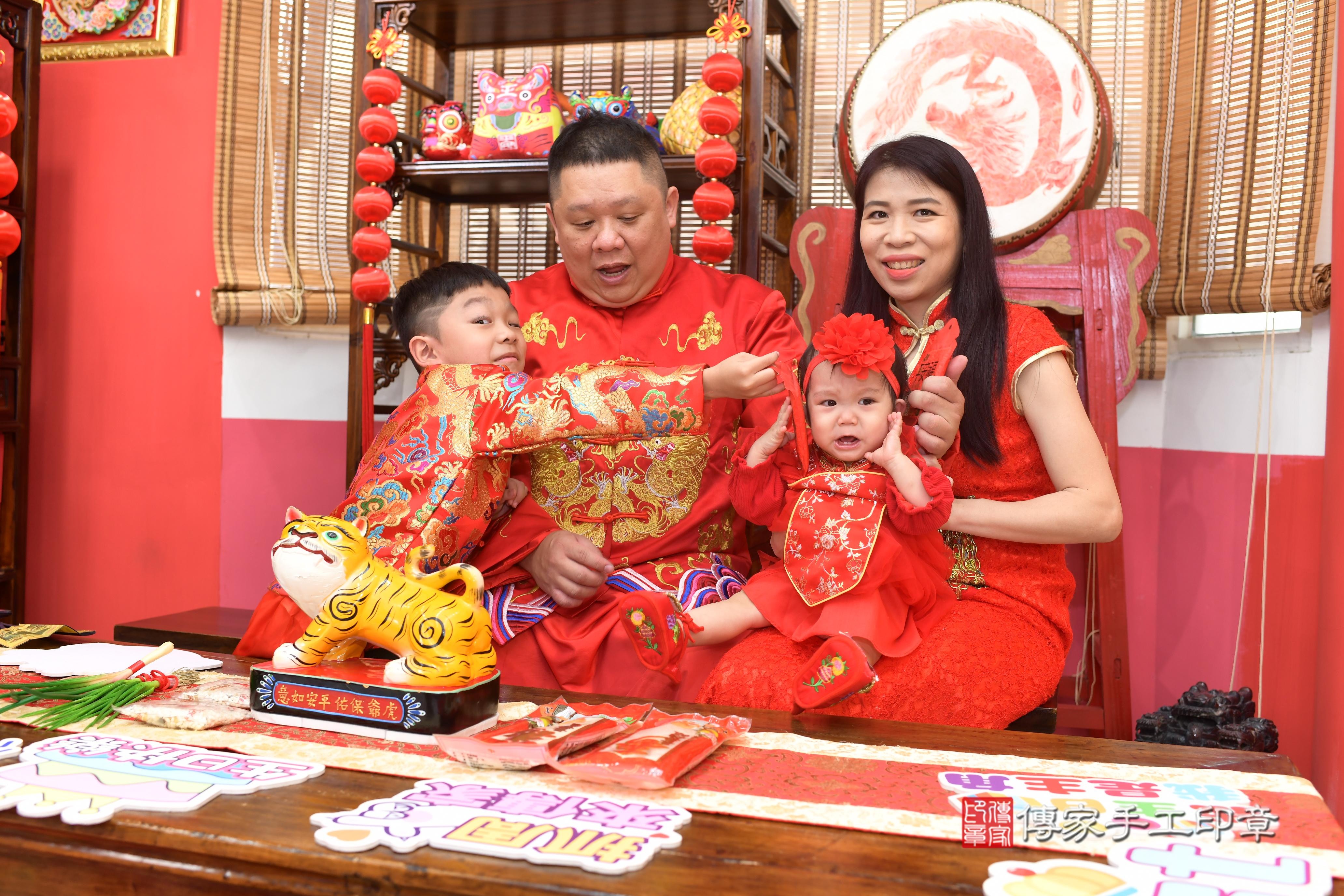 傳家手工印章高雄店、抓周、度脺、中國風會場、傳家嬰兒古禮、吉祥話、抓周道具物品24種、拍照。抓周證書。寶寶抓周、滿周歲、生日快樂、祝福 傳家手工印章高雄店、抓周、度脺、中國風會場、傳家嬰兒古禮、吉祥話、抓周道具物品24種、拍照。抓周證書。寶寶抓周、滿周歲、生日快樂、祝福