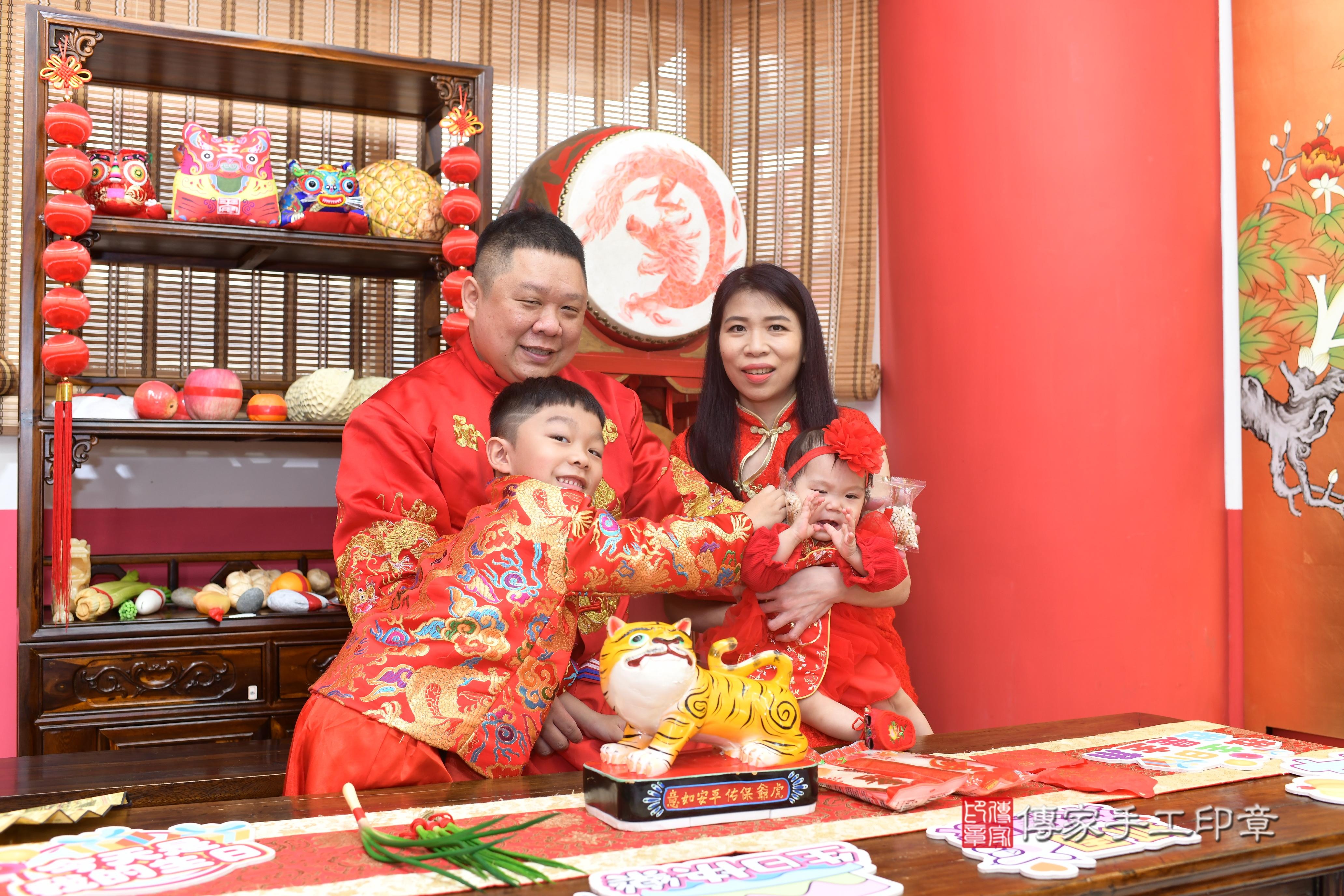 傳家手工印章高雄店、抓周、度脺、中國風會場、傳家嬰兒古禮、吉祥話、抓周道具物品24種、拍照。抓周證書。寶寶抓周、滿周歲、生日快樂、祝福 傳家手工印章高雄店、抓周、度脺、中國風會場、傳家嬰兒古禮、吉祥話、抓周道具物品24種、拍照。抓周證書。寶寶抓周、滿周歲、生日快樂、祝福