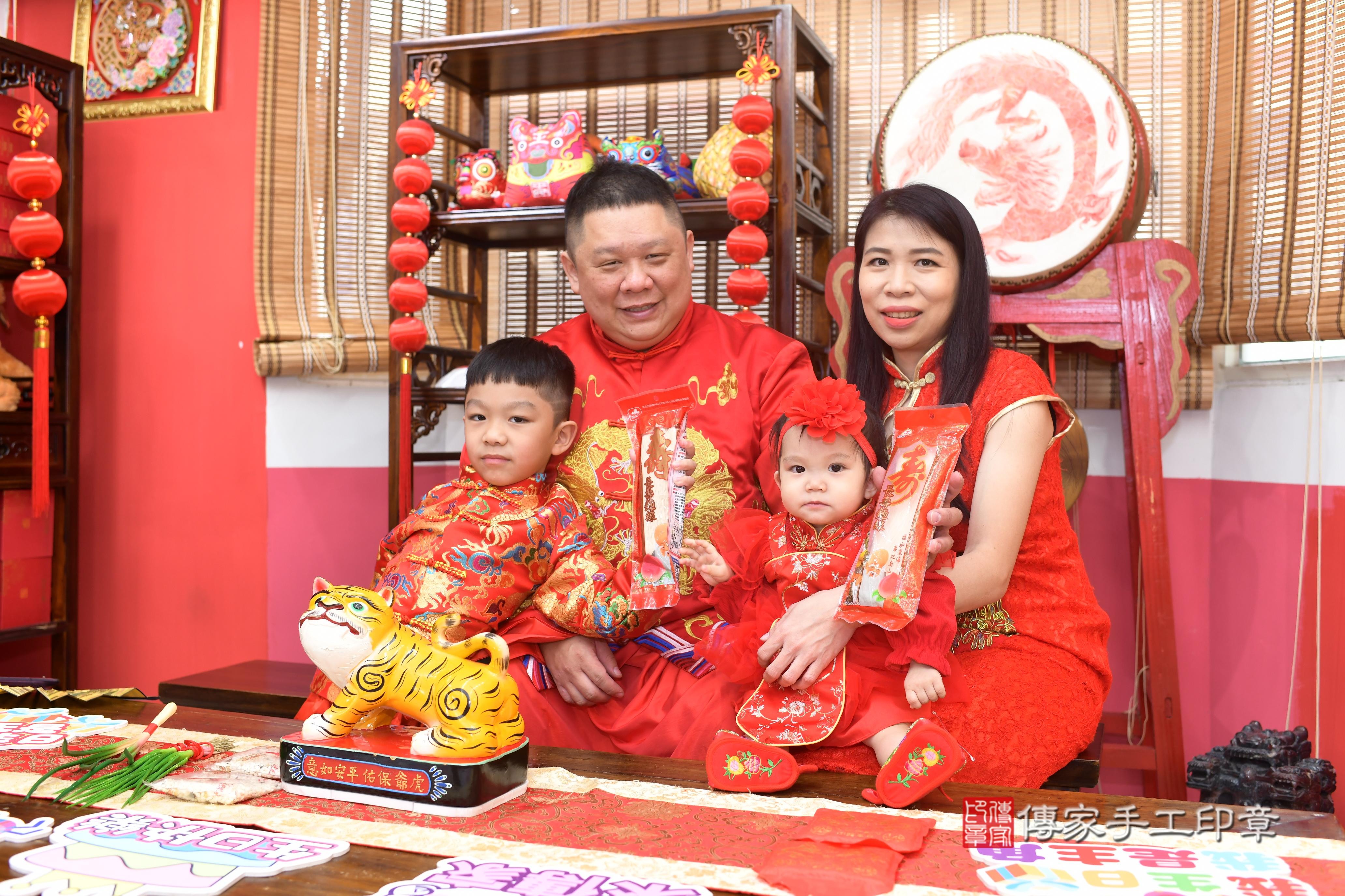 傳家手工印章高雄店、抓周、度脺、中國風會場、傳家嬰兒古禮、吉祥話、抓周道具物品24種、拍照。抓周證書。寶寶抓周、滿周歲、生日快樂、祝福 傳家手工印章高雄店、抓周、度脺、中國風會場、傳家嬰兒古禮、吉祥話、抓周道具物品24種、拍照。抓周證書。寶寶抓周、滿周歲、生日快樂、祝福