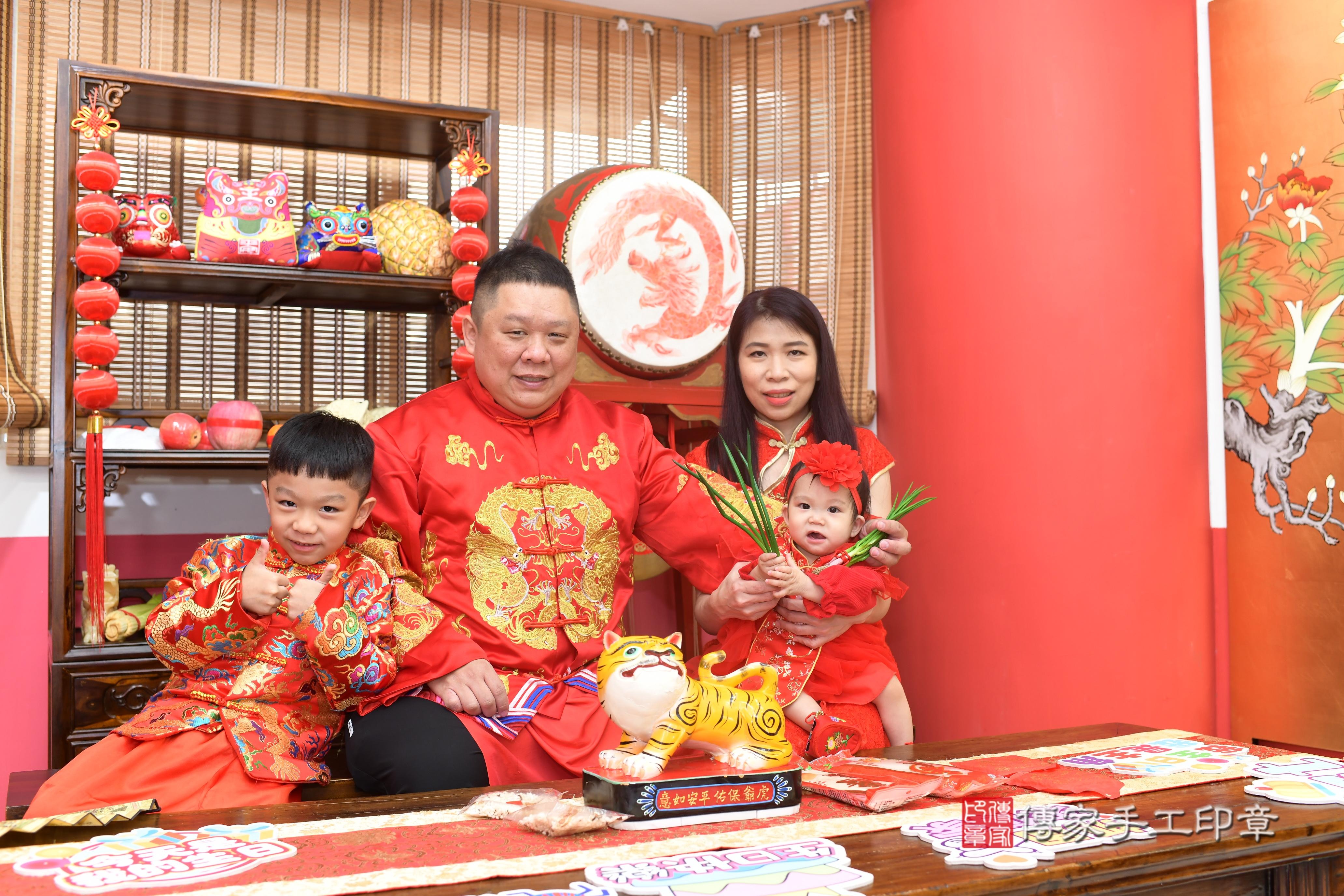 傳家手工印章高雄店、抓周、度脺、中國風會場、傳家嬰兒古禮、吉祥話、抓周道具物品24種、拍照。抓周證書。寶寶抓周、滿周歲、生日快樂、祝福 傳家手工印章高雄店、抓周、度脺、中國風會場、傳家嬰兒古禮、吉祥話、抓周道具物品24種、拍照。抓周證書。寶寶抓周、滿周歲、生日快樂、祝福