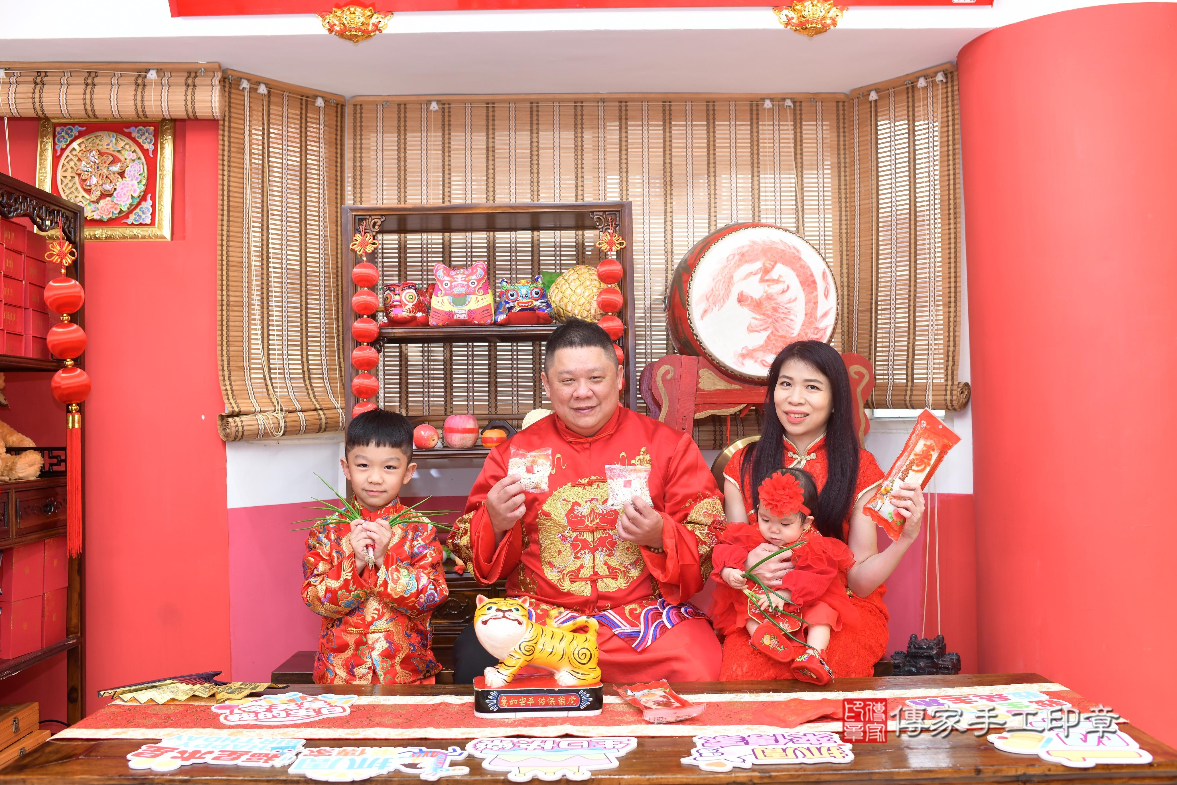 傳家手工印章高雄店、抓周、度脺、中國風會場、傳家嬰兒古禮、吉祥話、抓周道具物品24種、拍照。抓周證書。寶寶抓周、滿周歲、生日快樂、祝福 傳家手工印章高雄店、抓周、度脺、中國風會場、傳家嬰兒古禮、吉祥話、抓周道具物品24種、拍照。抓周證書。寶寶抓周、滿周歲、生日快樂、祝福