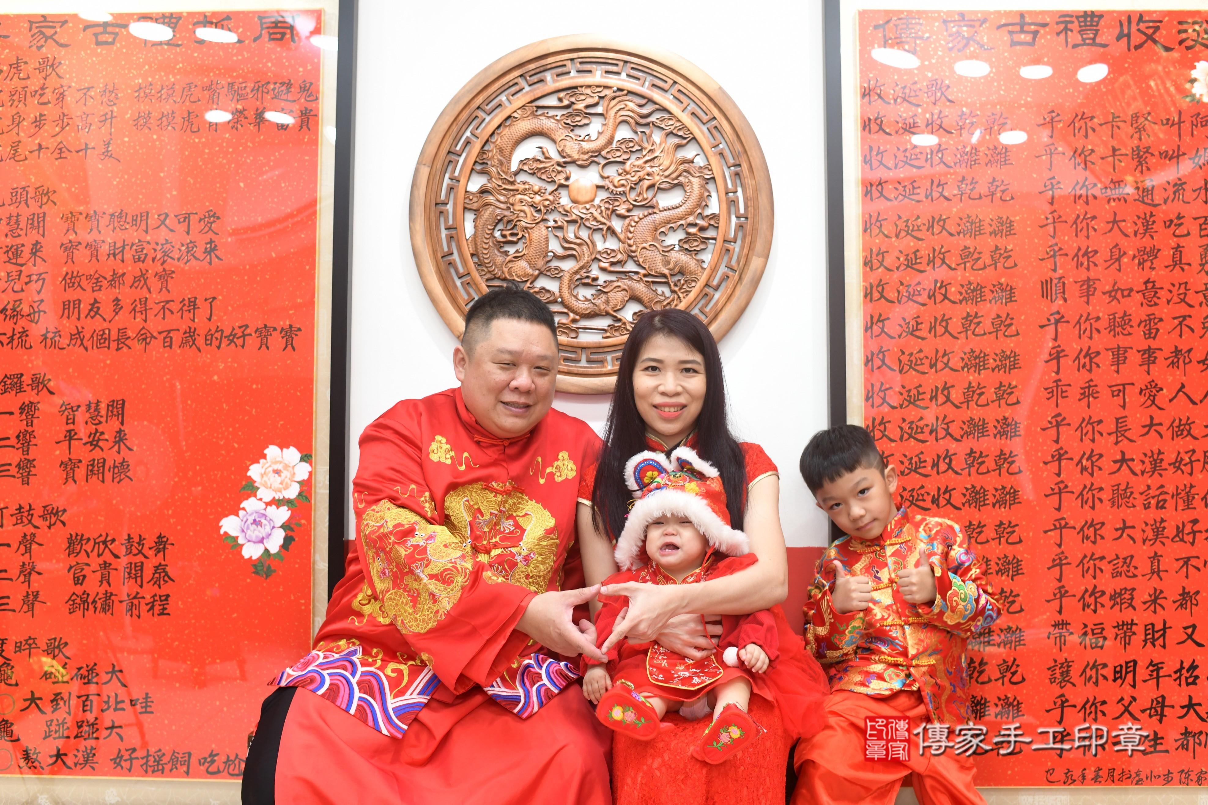 傳家手工印章高雄店、抓周、度脺、中國風會場、傳家嬰兒古禮、吉祥話、抓周道具物品24種、拍照。抓周證書。寶寶抓周、滿周歲、生日快樂、祝福 傳家手工印章高雄店、抓周、度脺、中國風會場、傳家嬰兒古禮、吉祥話、抓周道具物品24種、拍照。抓周證書。寶寶抓周、滿周歲、生日快樂、祝福