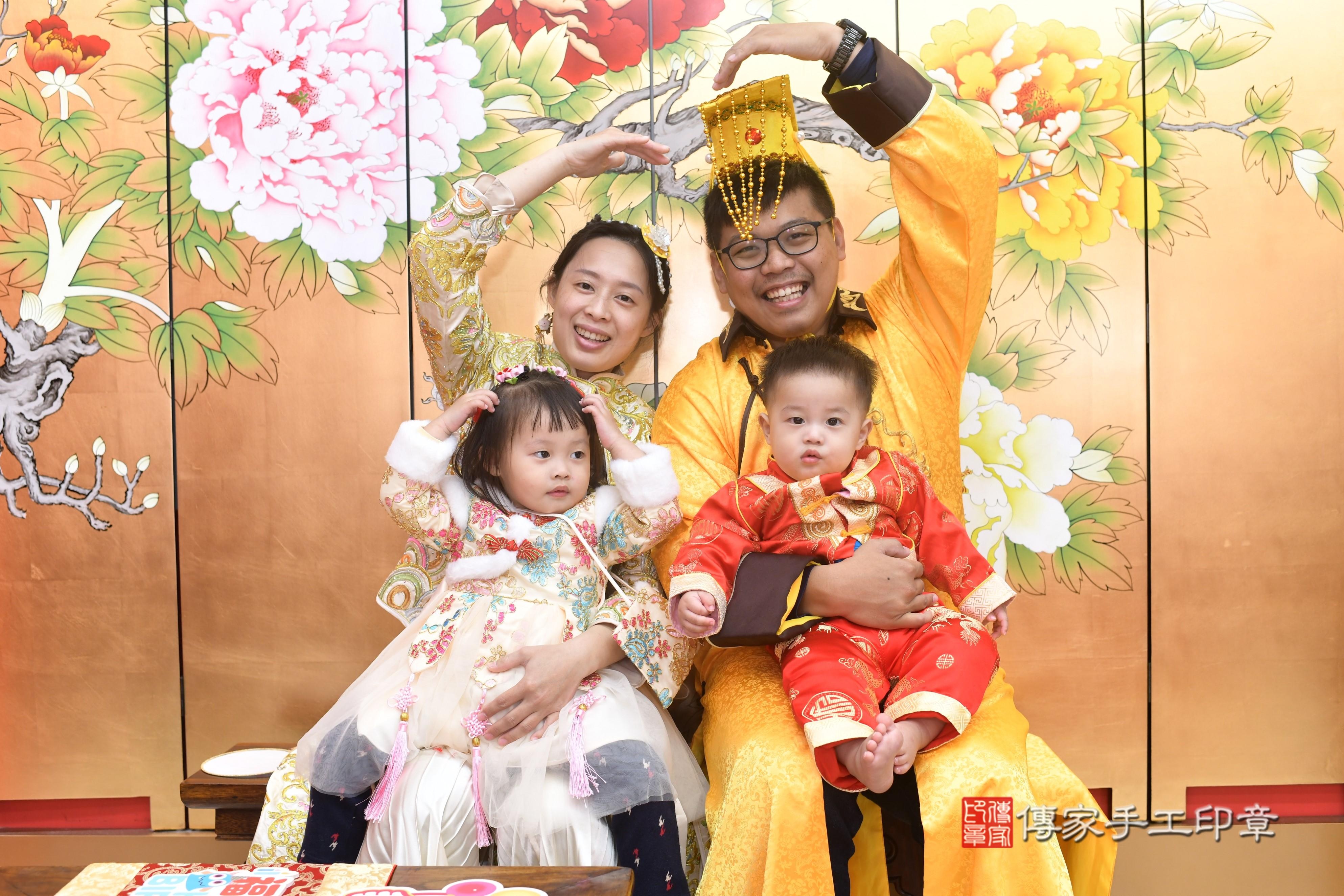 傳家手工印章高雄店、抓周、度脺、中國風會場、傳家嬰兒古禮、吉祥話、抓周道具物品24種、拍照。抓周證書。寶寶抓周、滿周歲、生日快樂、祝福 傳家手工印章高雄店、抓周、度脺、中國風會場、傳家嬰兒古禮、吉祥話、抓周道具物品24種、拍照。抓周證書。寶寶抓周、滿周歲、生日快樂、祝福